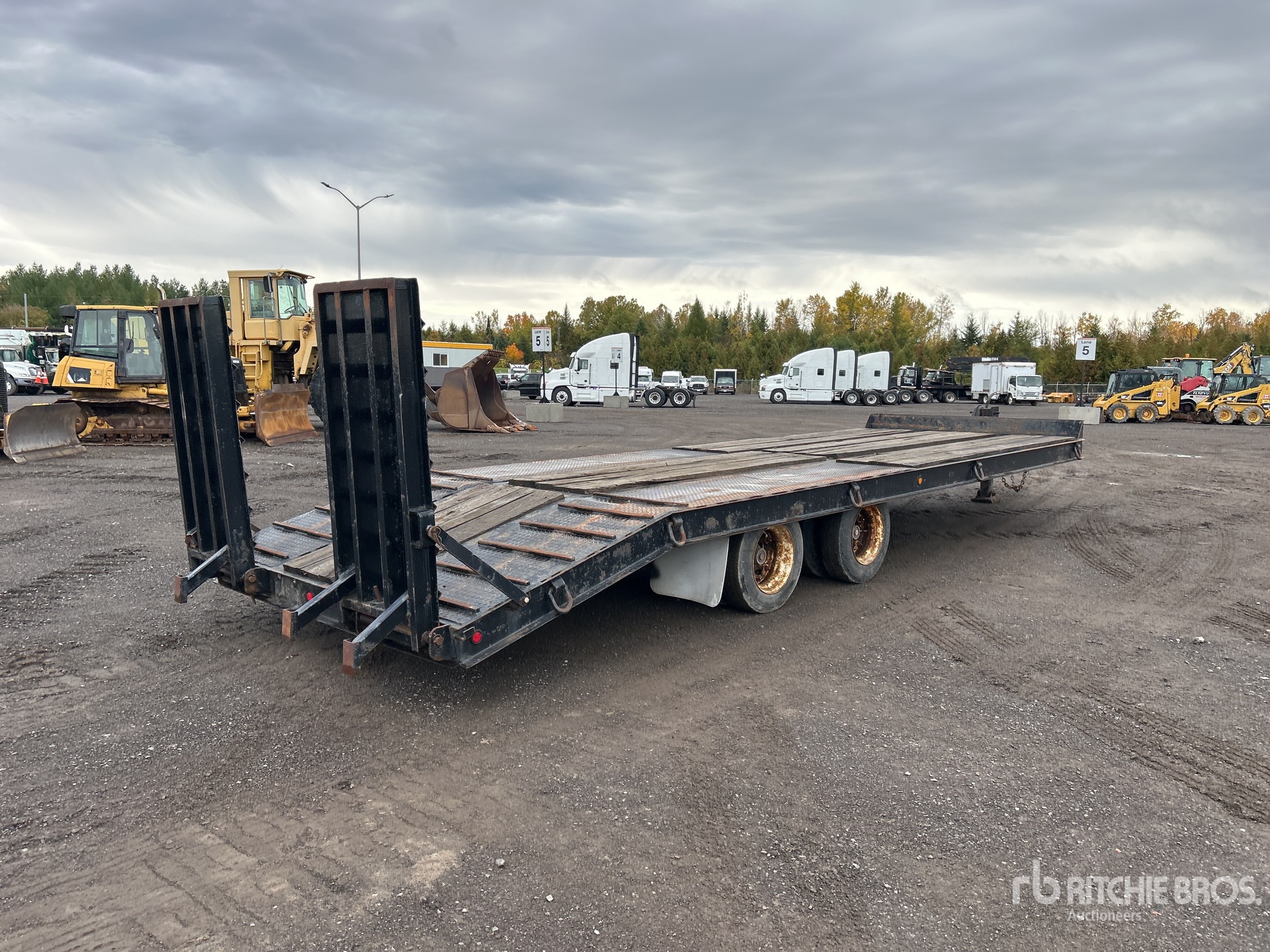 2001 Load Star Trailer 27 FT T/A