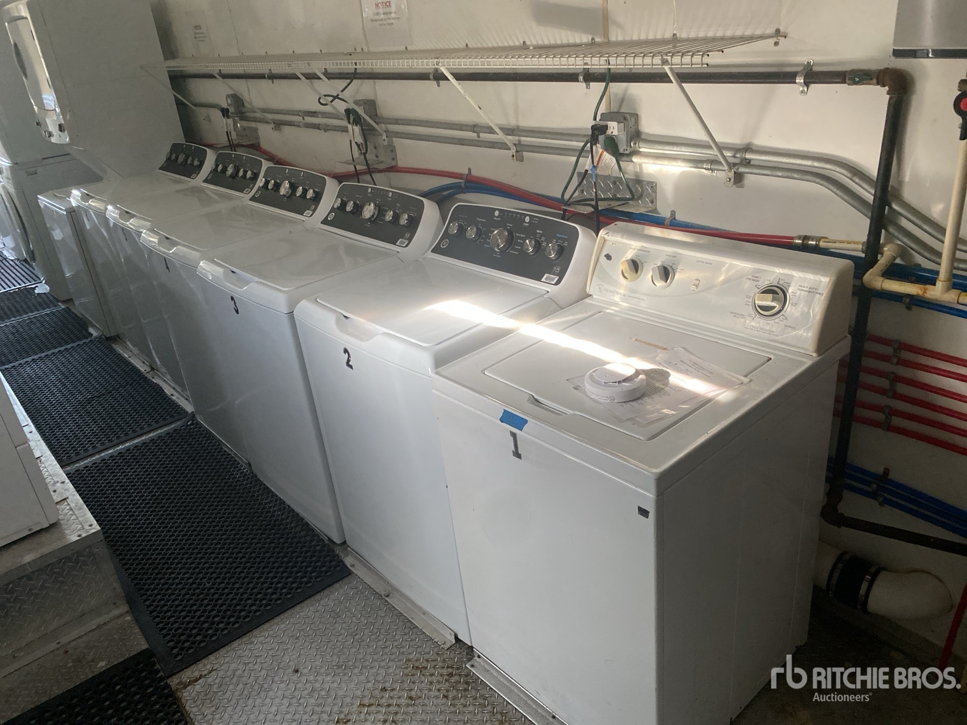 2000 Haulmark 40 FT TRI/A MOBILE LAUNDRY