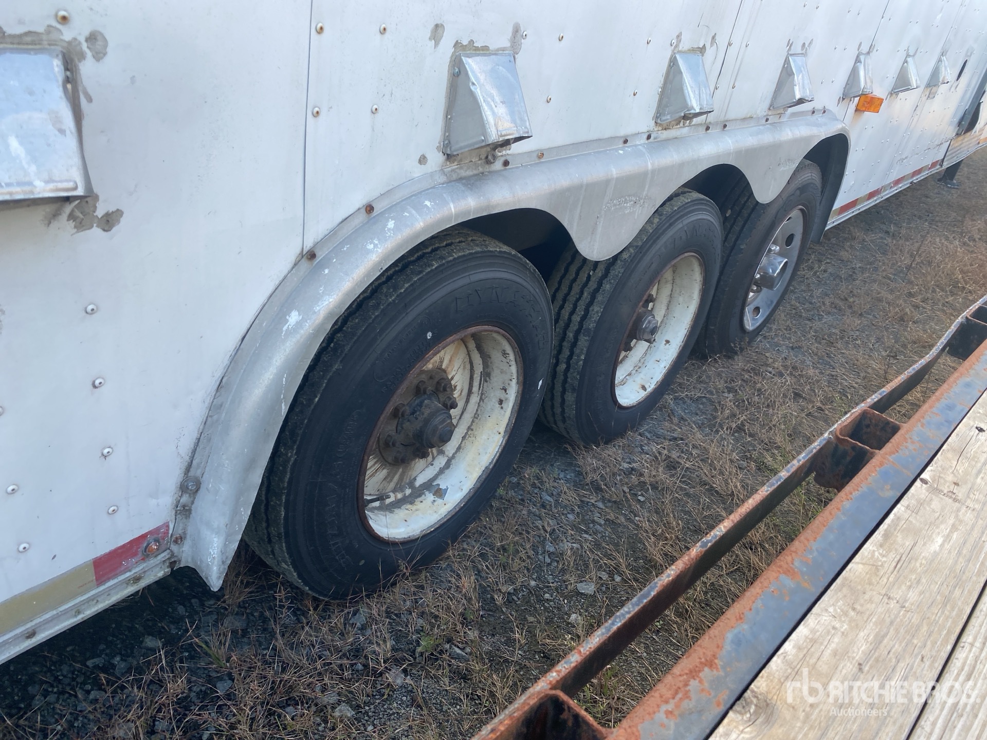 2000 Haulmark 40 FT TRI/A MOBILE LAUNDRY