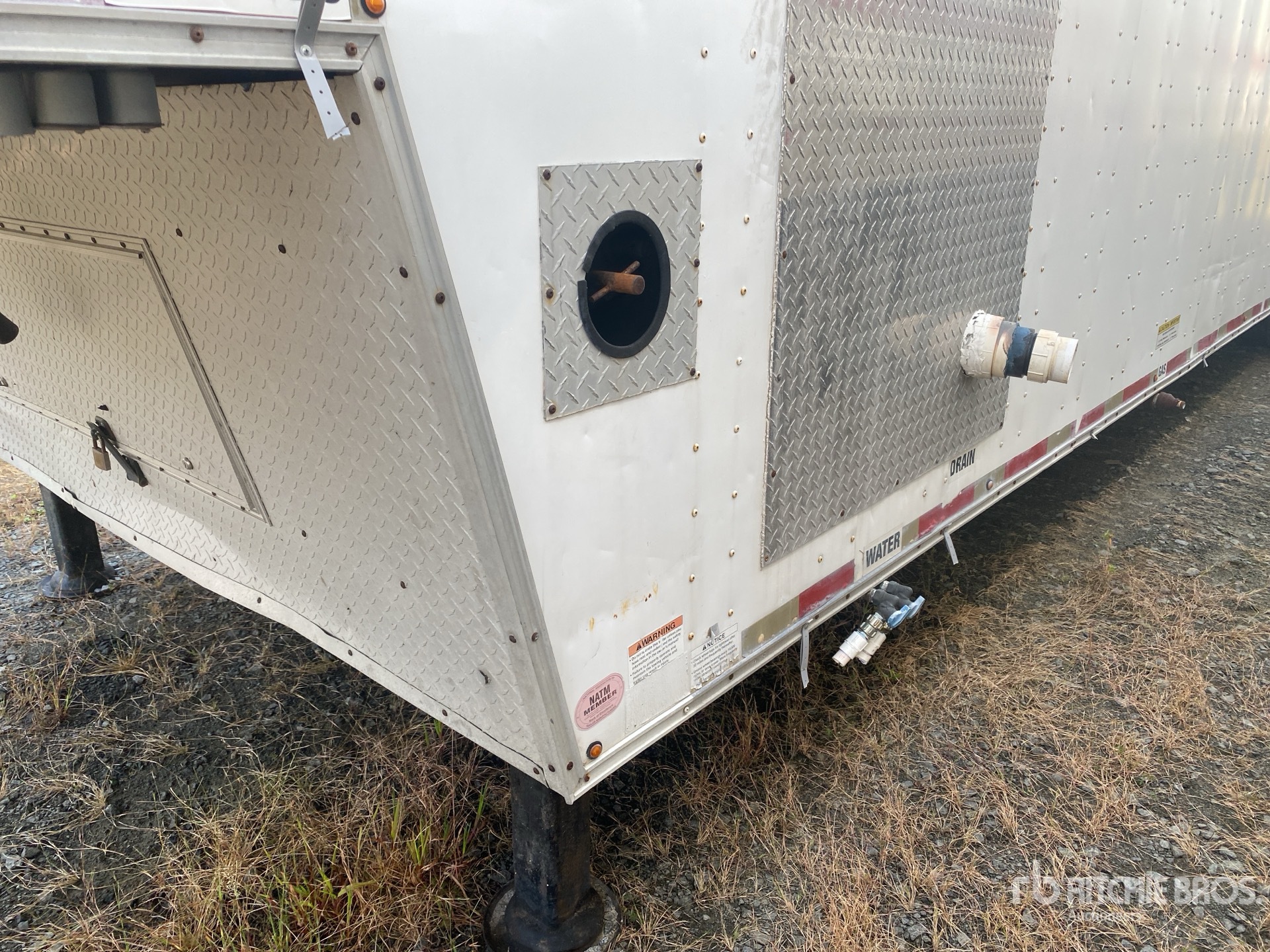 2000 Haulmark 40 FT TRI/A MOBILE LAUNDRY