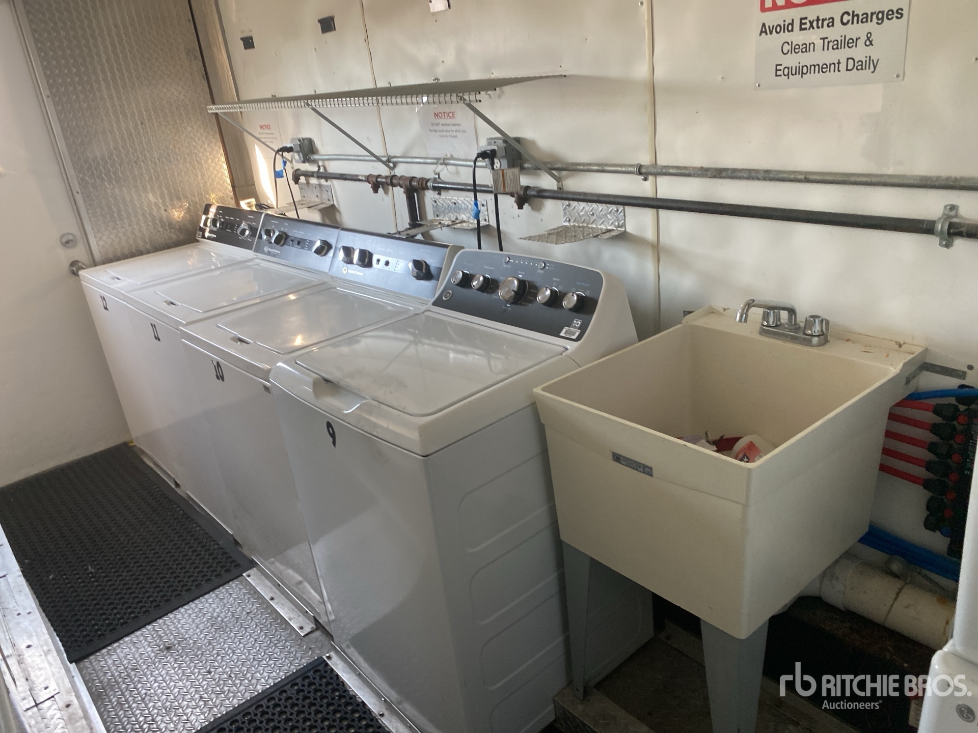 2000 Haulmark 40 FT TRI/A MOBILE LAUNDRY