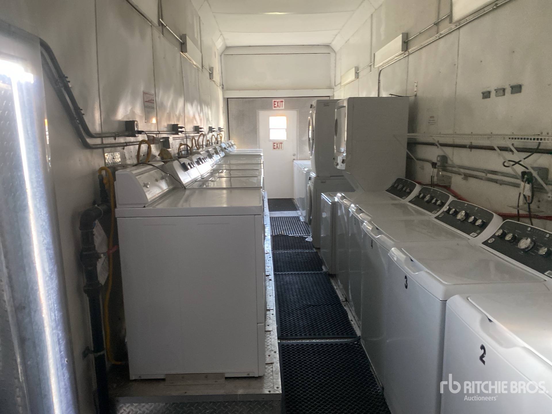 2000 Haulmark 40 FT TRI/A MOBILE LAUNDRY