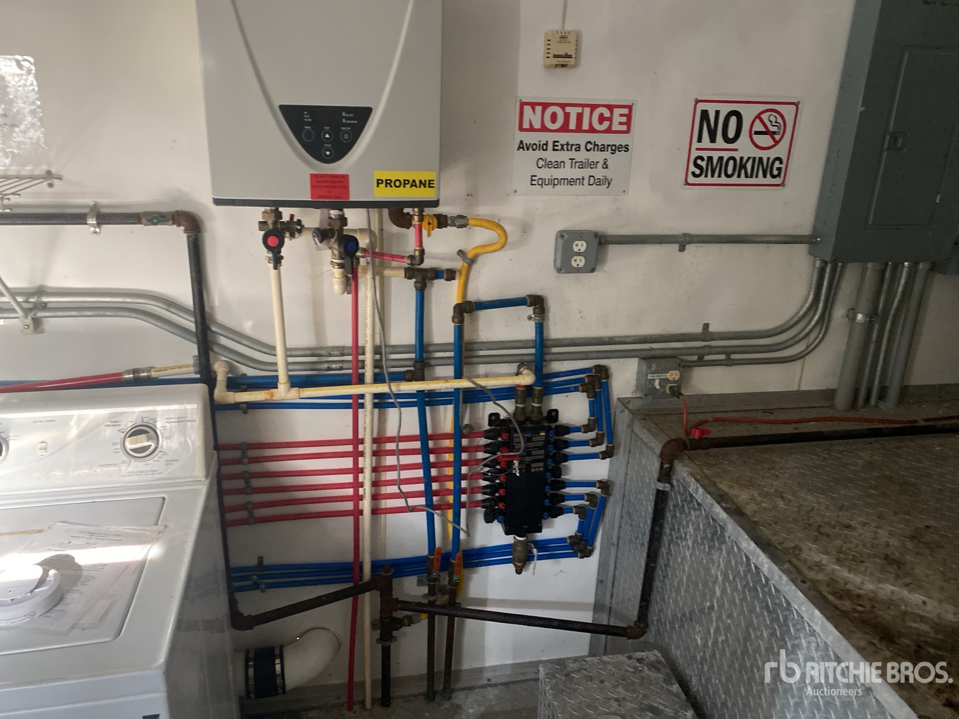 2000 Haulmark 40 FT TRI/A MOBILE LAUNDRY