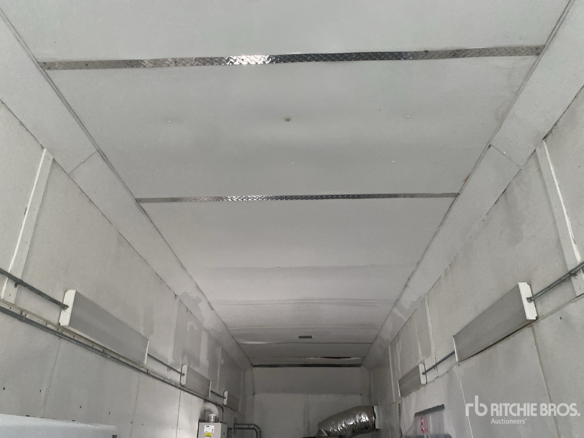 2000 Haulmark 40 FT TRI/A MOBILE LAUNDRY