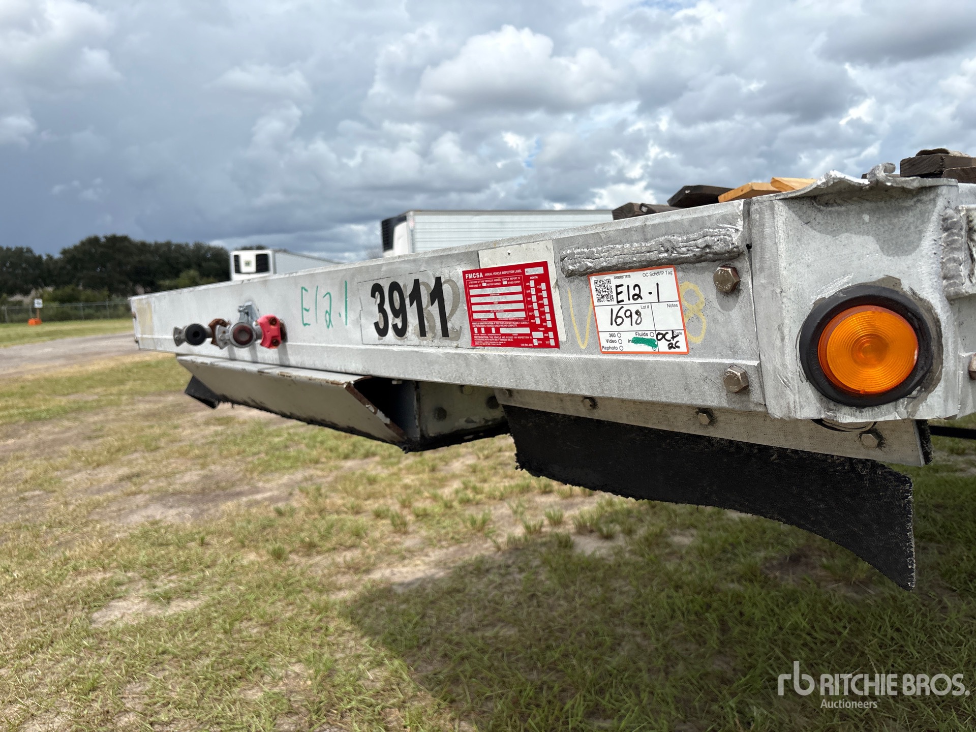 1998 Reitnouer 48 ft T/A Spread Axle