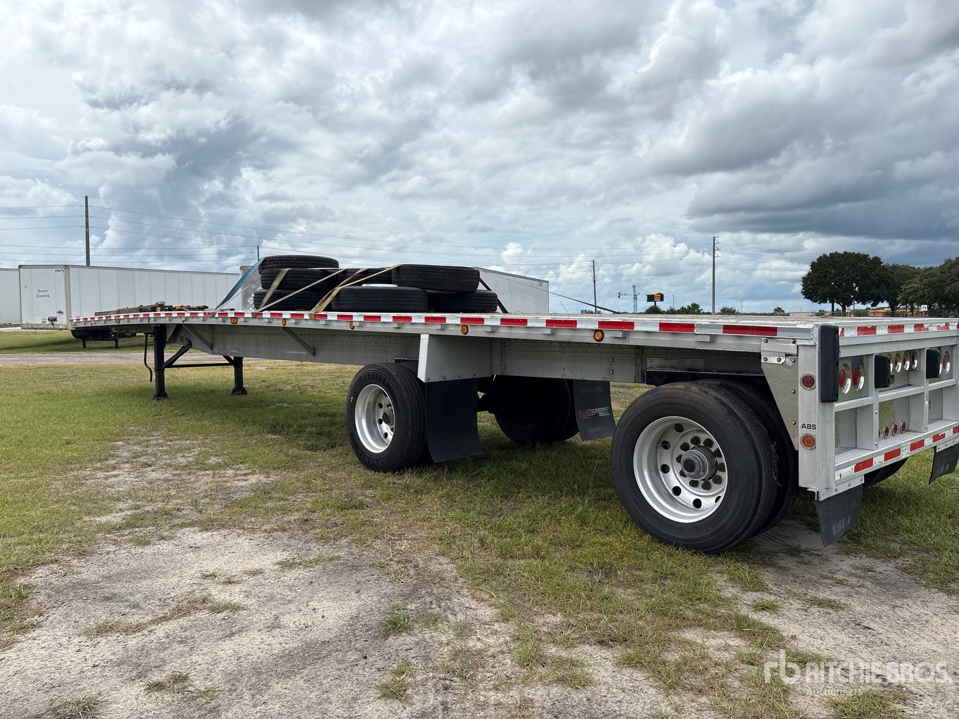 1998 Reitnouer 48 ft T/A Spread Axle