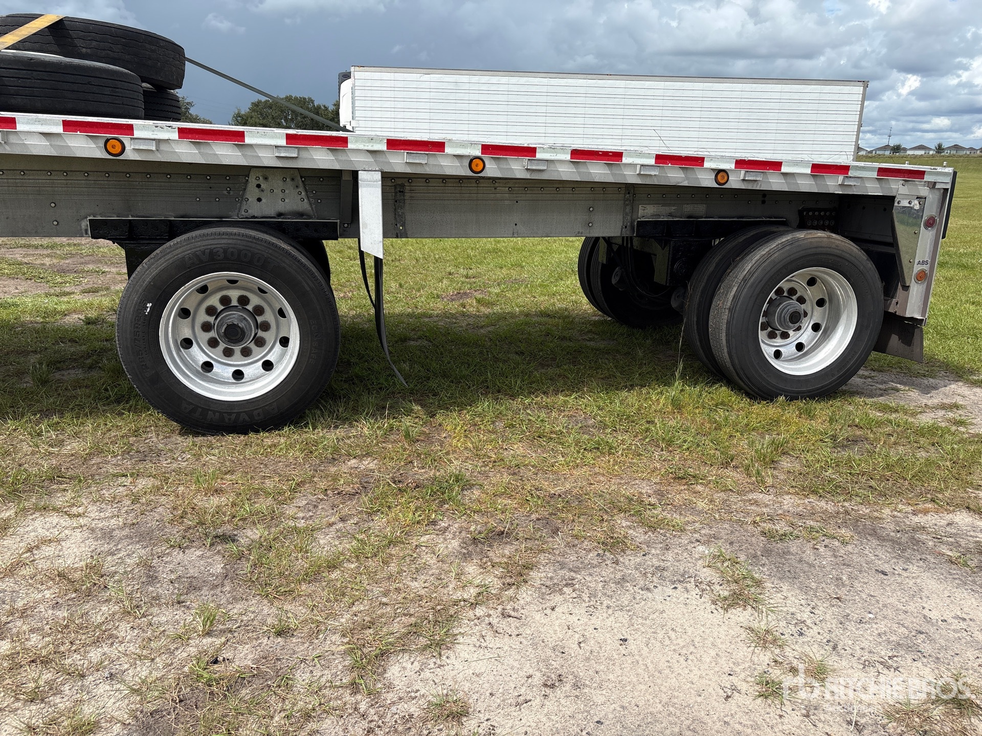 1998 Reitnouer 48 ft T/A Spread Axle