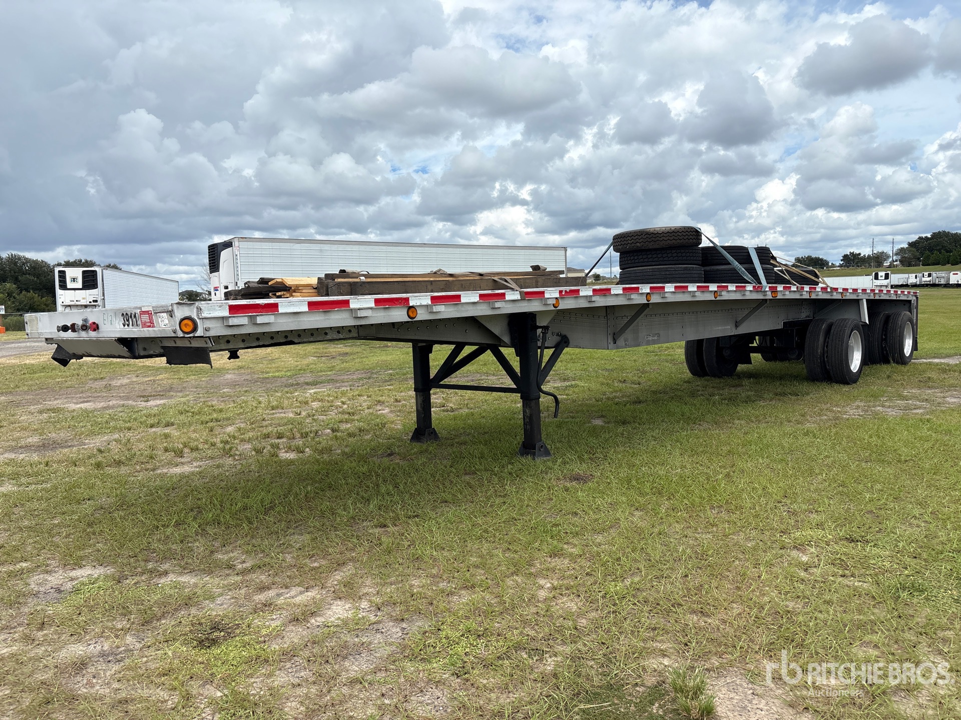 1998 Reitnouer 48 ft T/A Spread Axle