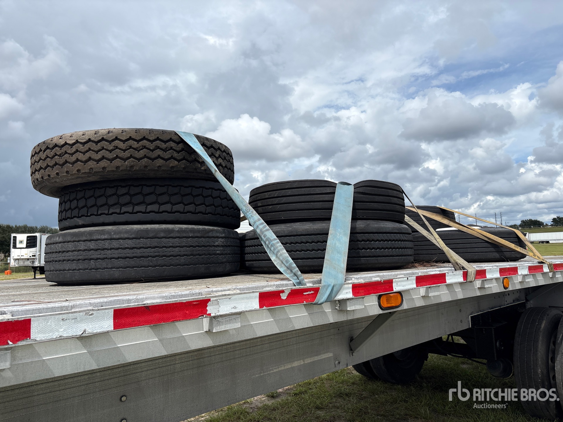 1998 Reitnouer 48 ft T/A Spread Axle