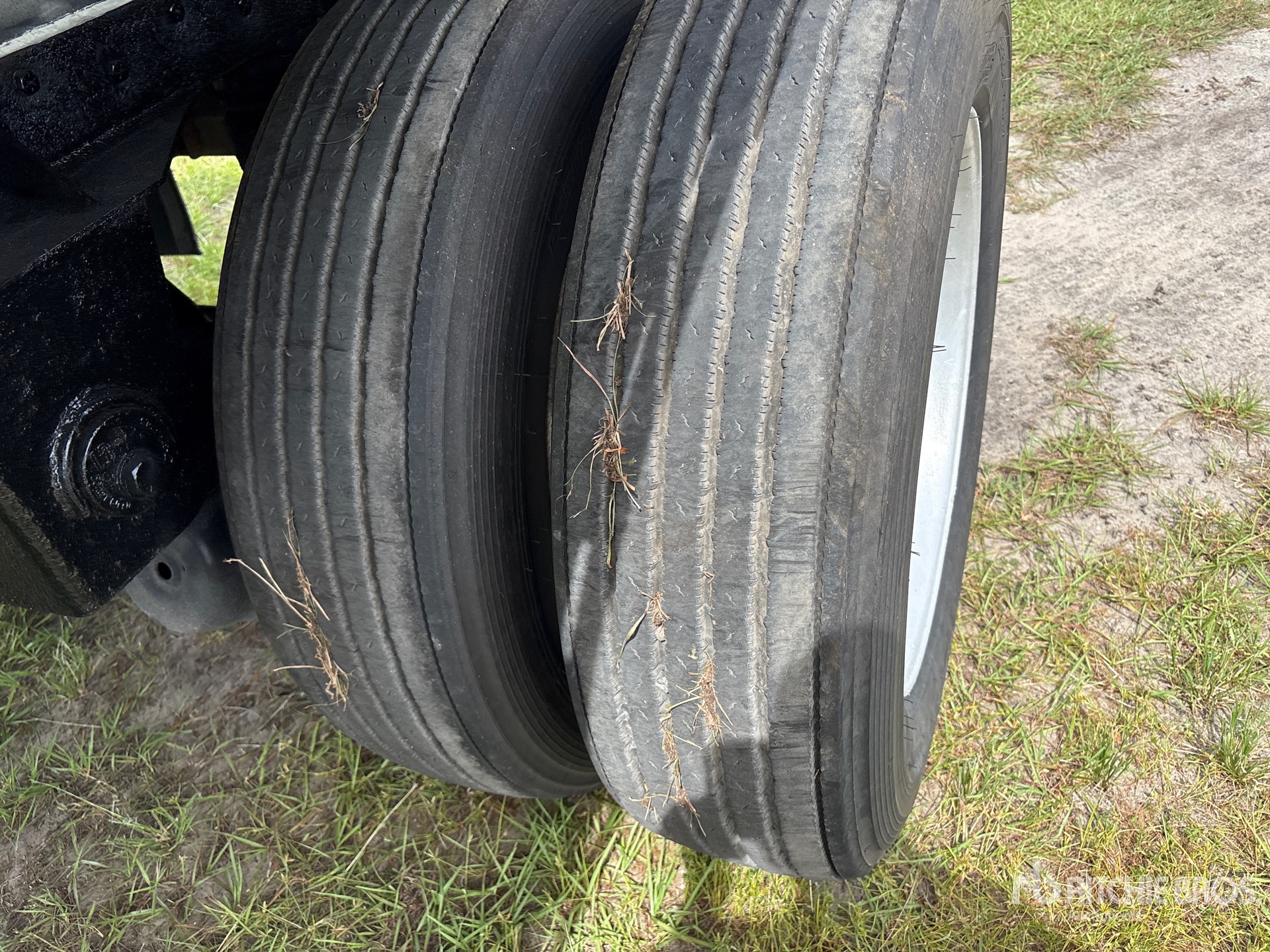 1998 Reitnouer 48 ft T/A Spread Axle