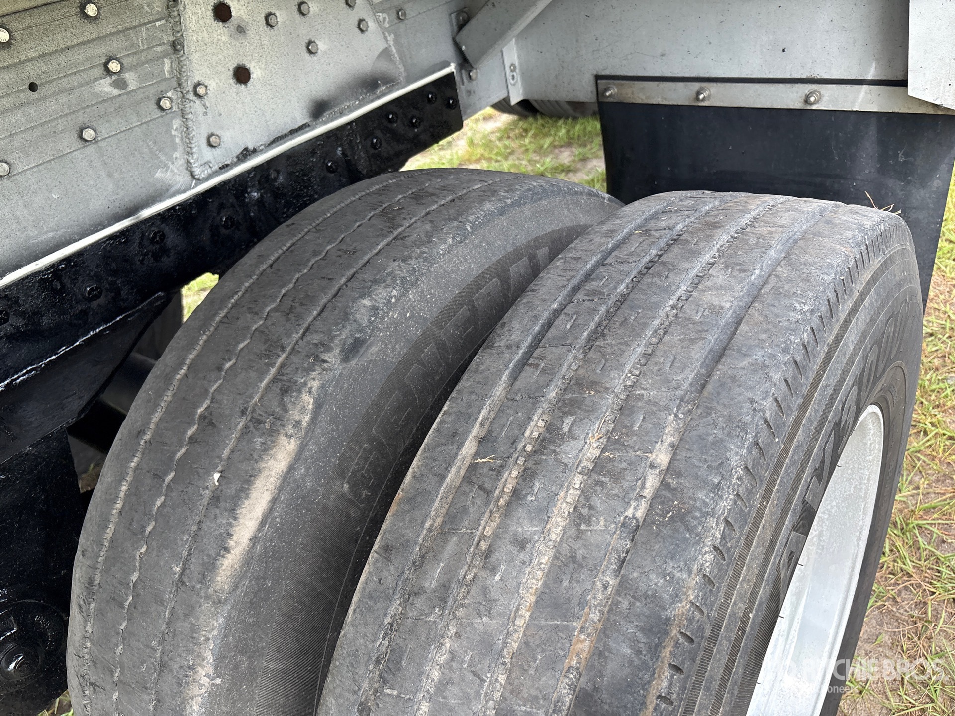 1998 Reitnouer 48 ft T/A Spread Axle