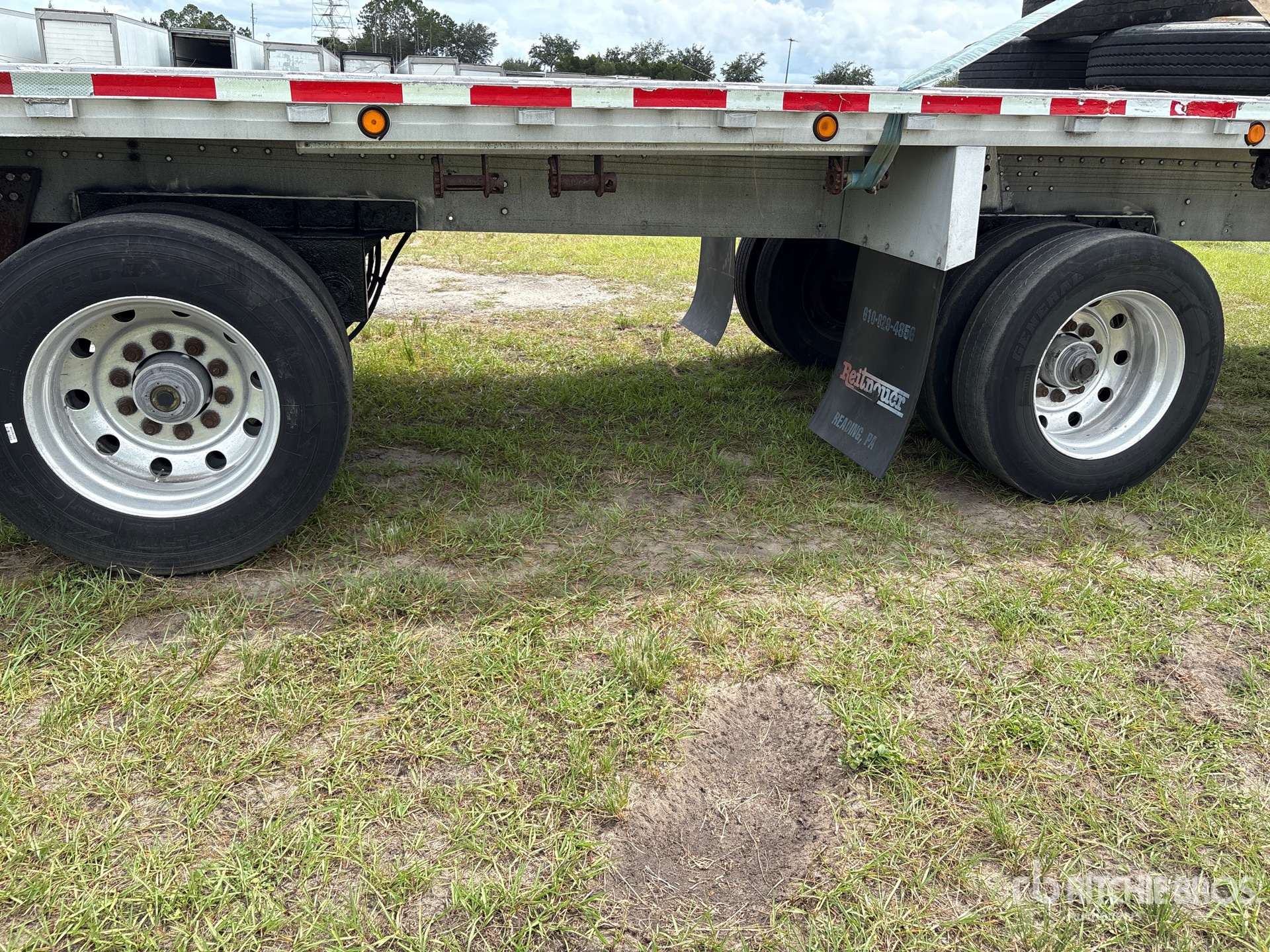 1998 Reitnouer 48 ft T/A Spread Axle