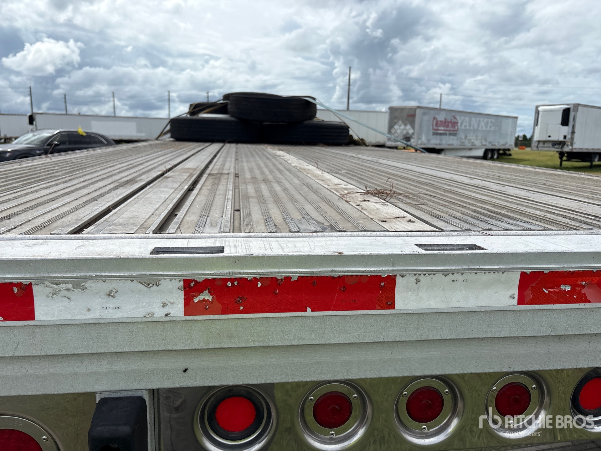 1998 Reitnouer 48 ft T/A Spread Axle