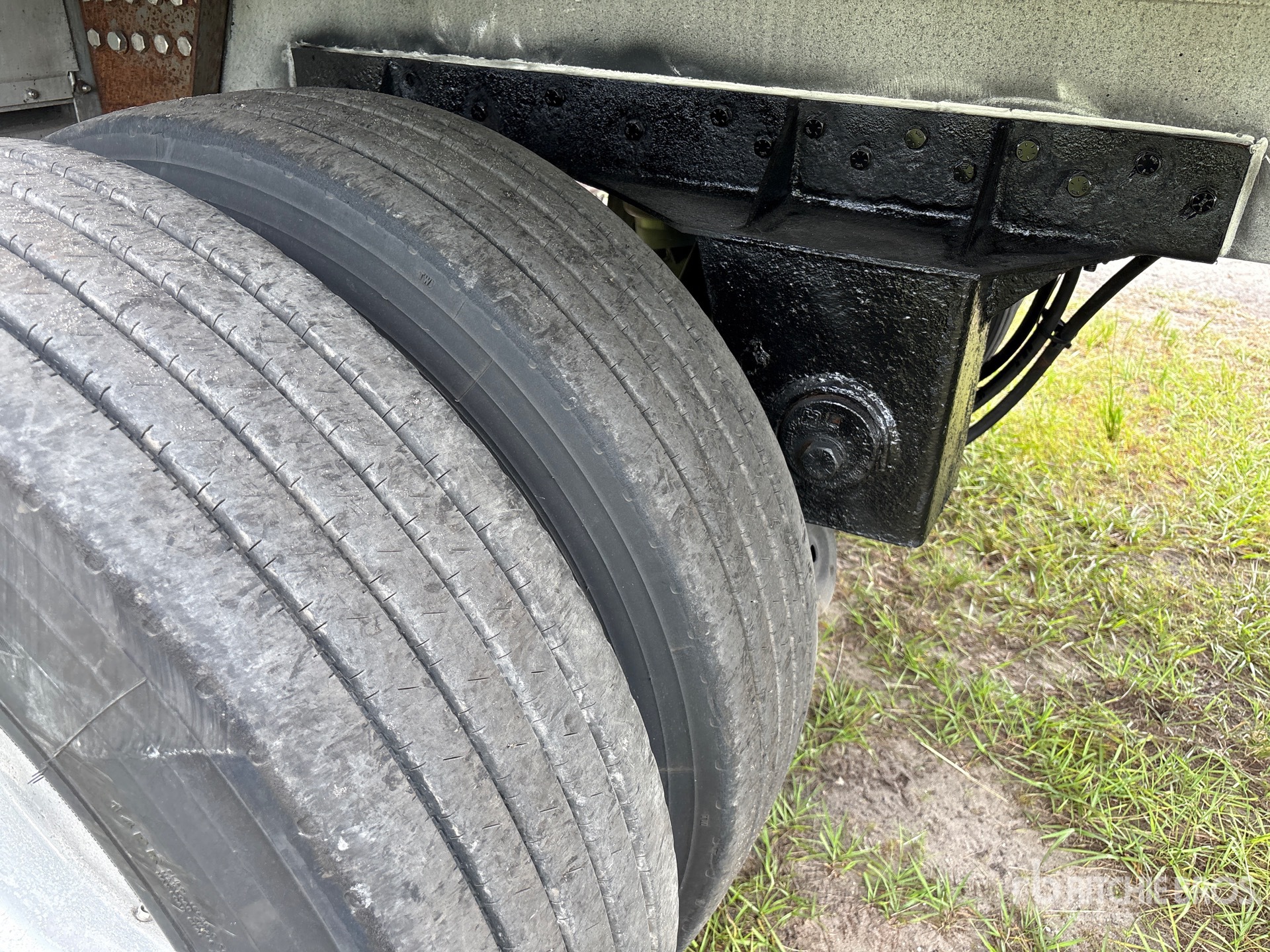 1998 Reitnouer 48 ft T/A Spread Axle