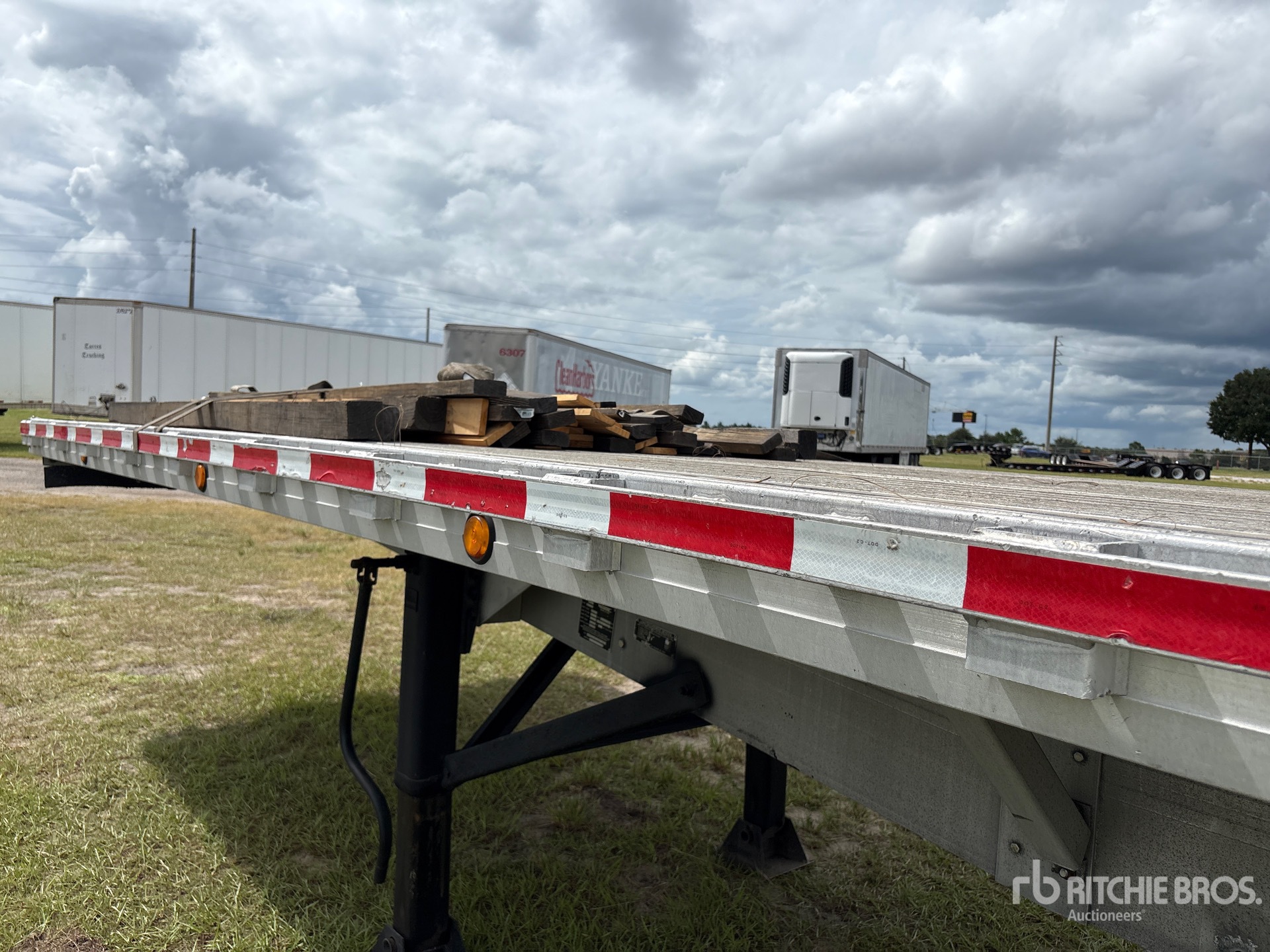 1998 Reitnouer 48 ft T/A Spread Axle