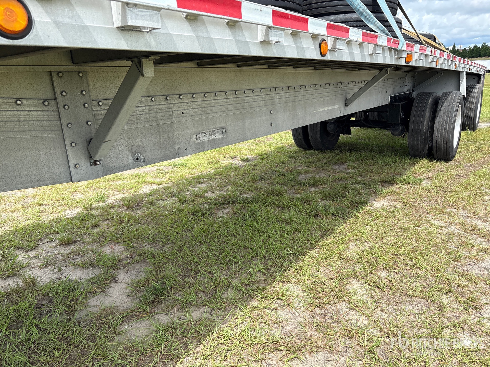 1998 Reitnouer 48 ft T/A Spread Axle