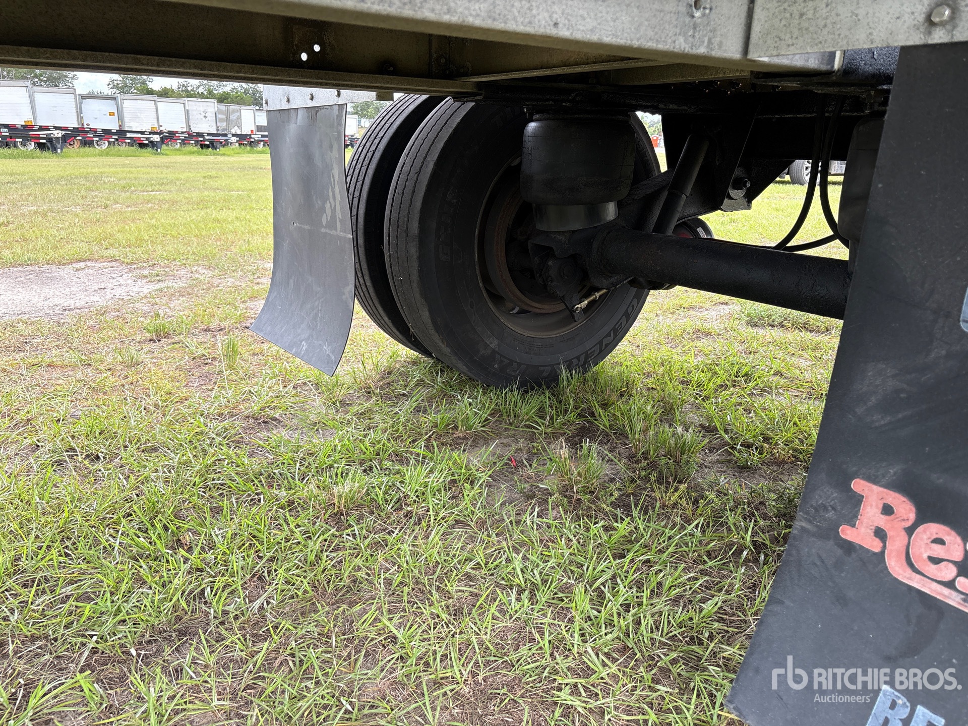 1998 Reitnouer 48 ft T/A Spread Axle