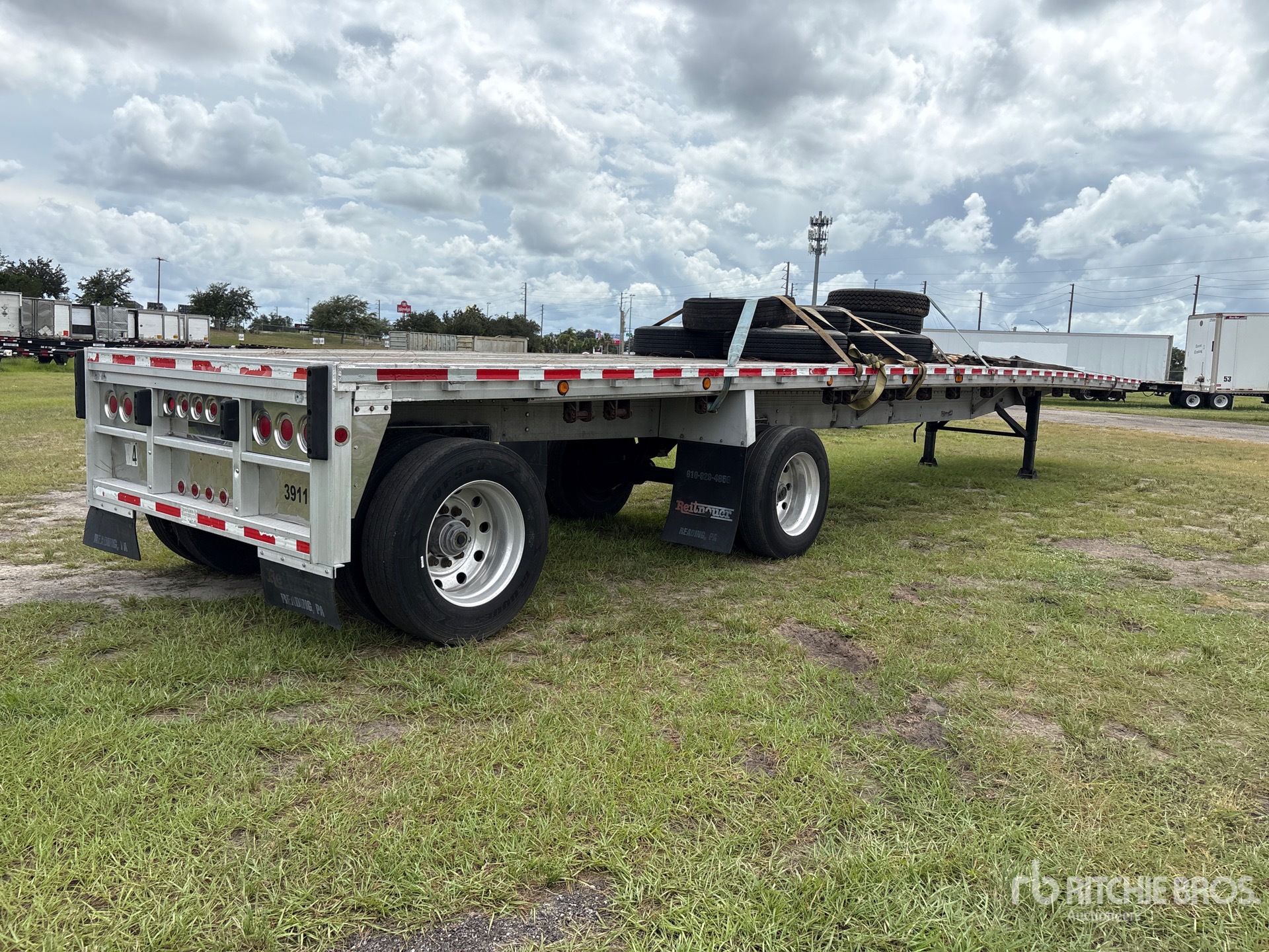 1998 Reitnouer 48 ft T/A Spread Axle