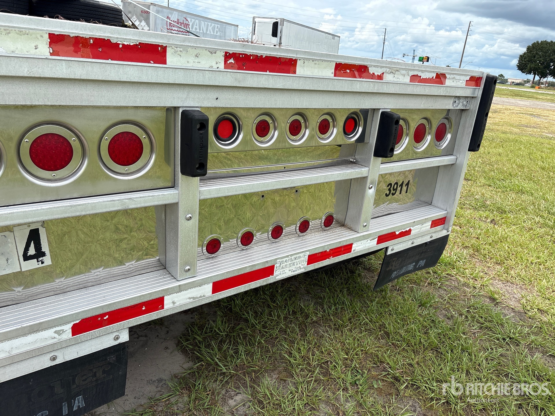 1998 Reitnouer 48 ft T/A Spread Axle