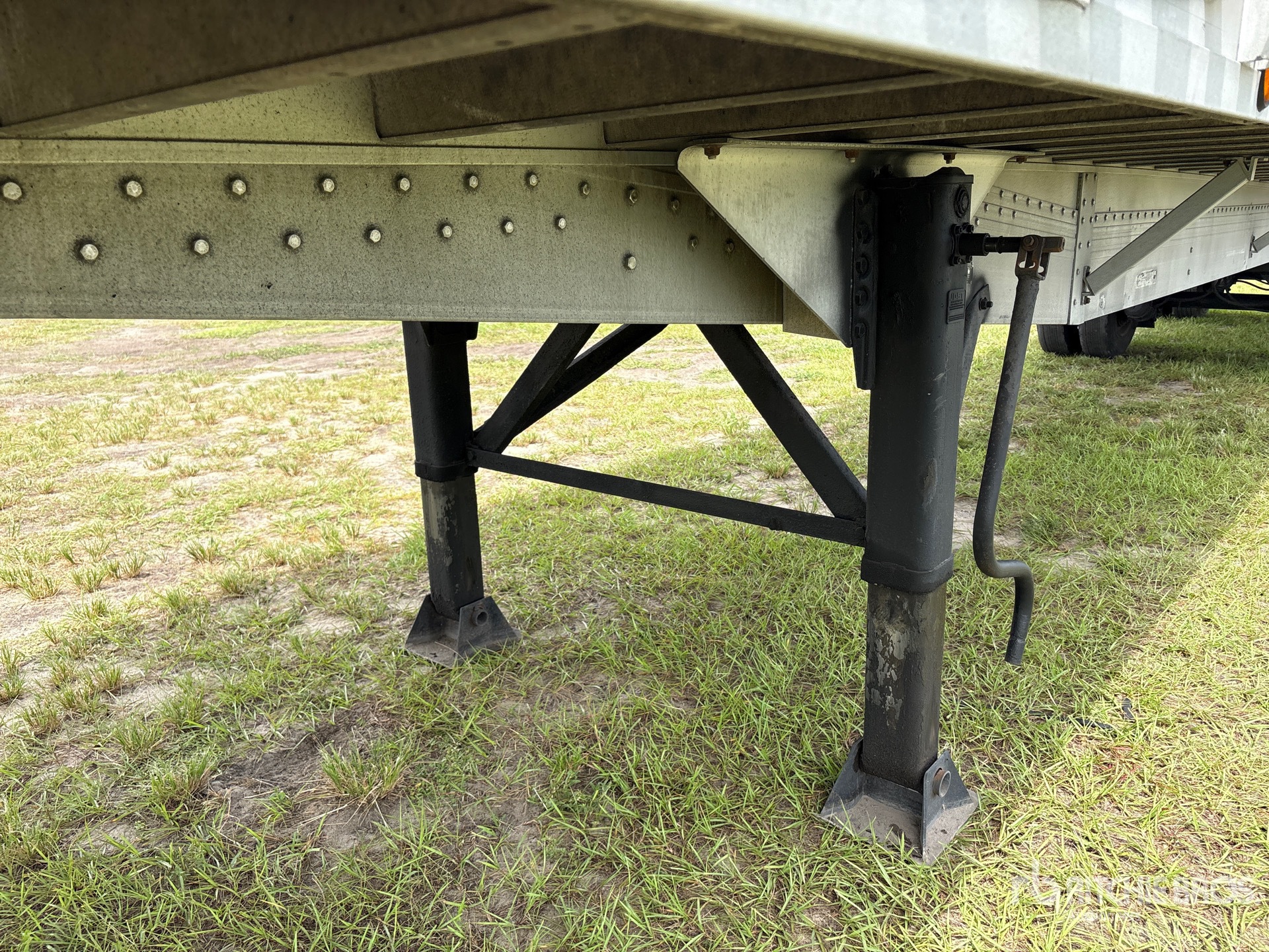 1998 Reitnouer 48 ft T/A Spread Axle