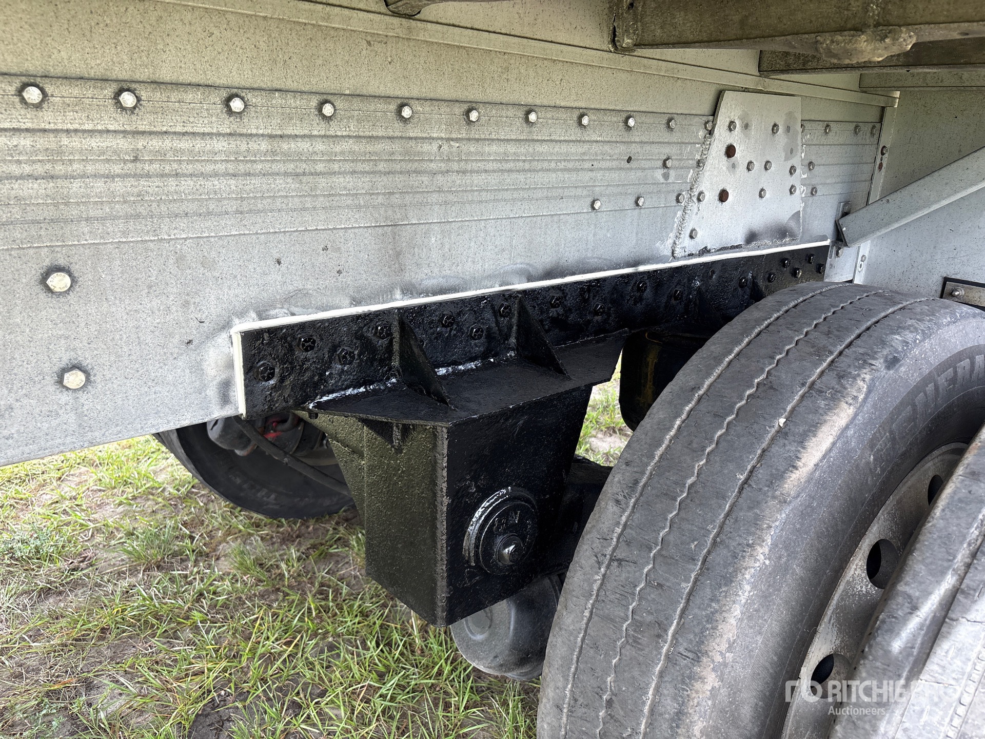 1998 Reitnouer 48 ft T/A Spread Axle