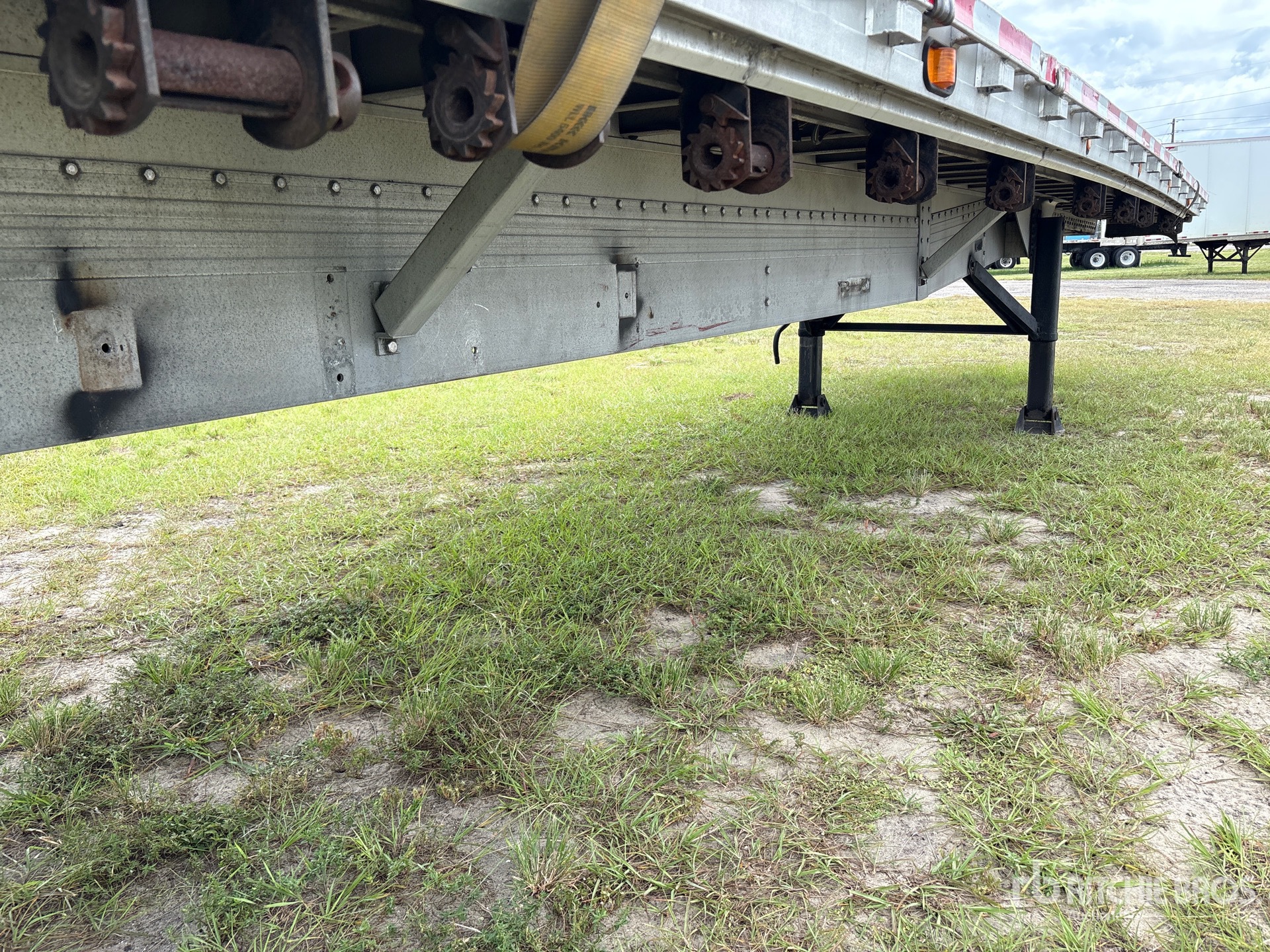 1998 Reitnouer 48 ft T/A Spread Axle
