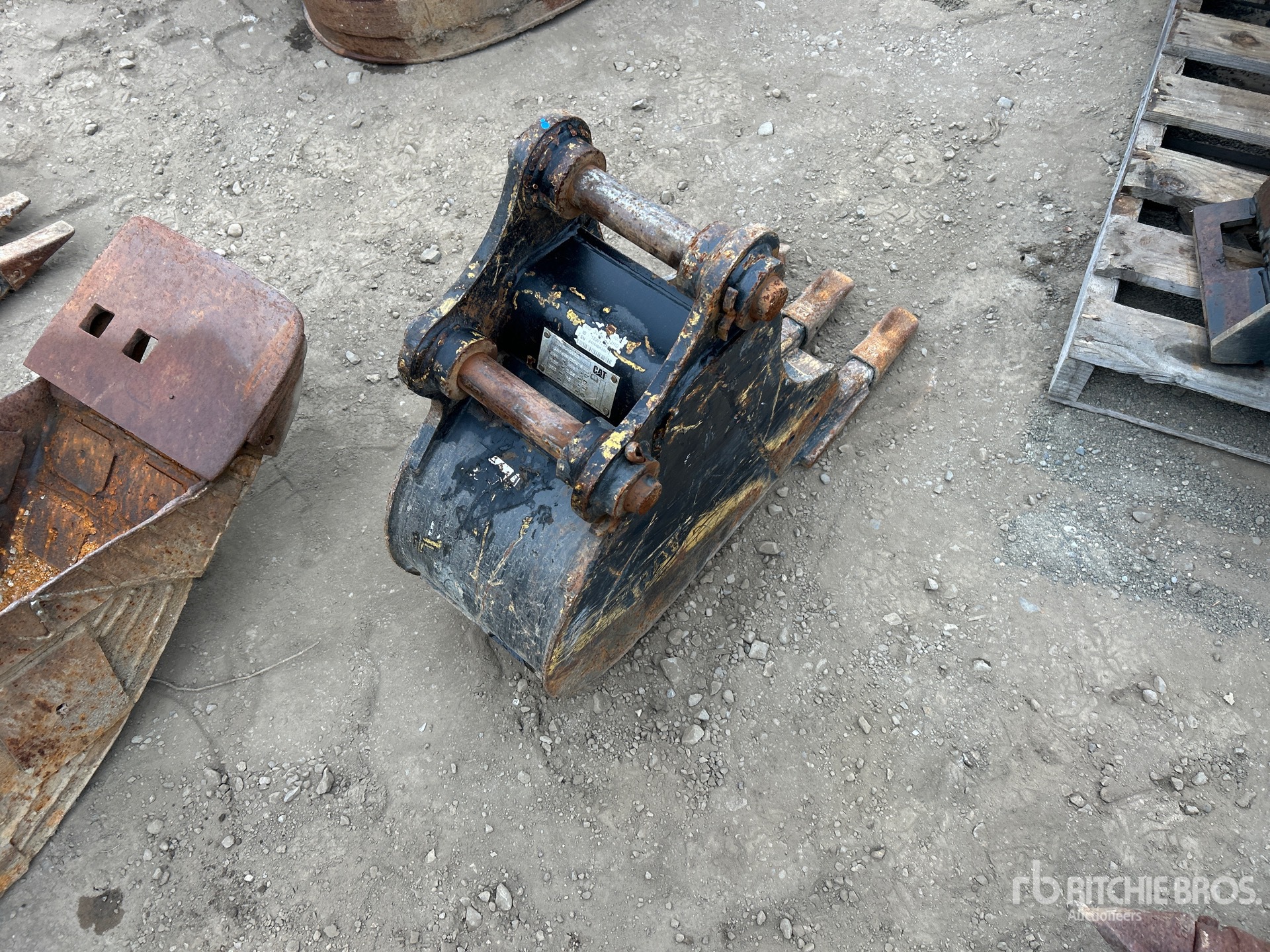 Caterpillar 12 IN 0.06 CYD DIGGING