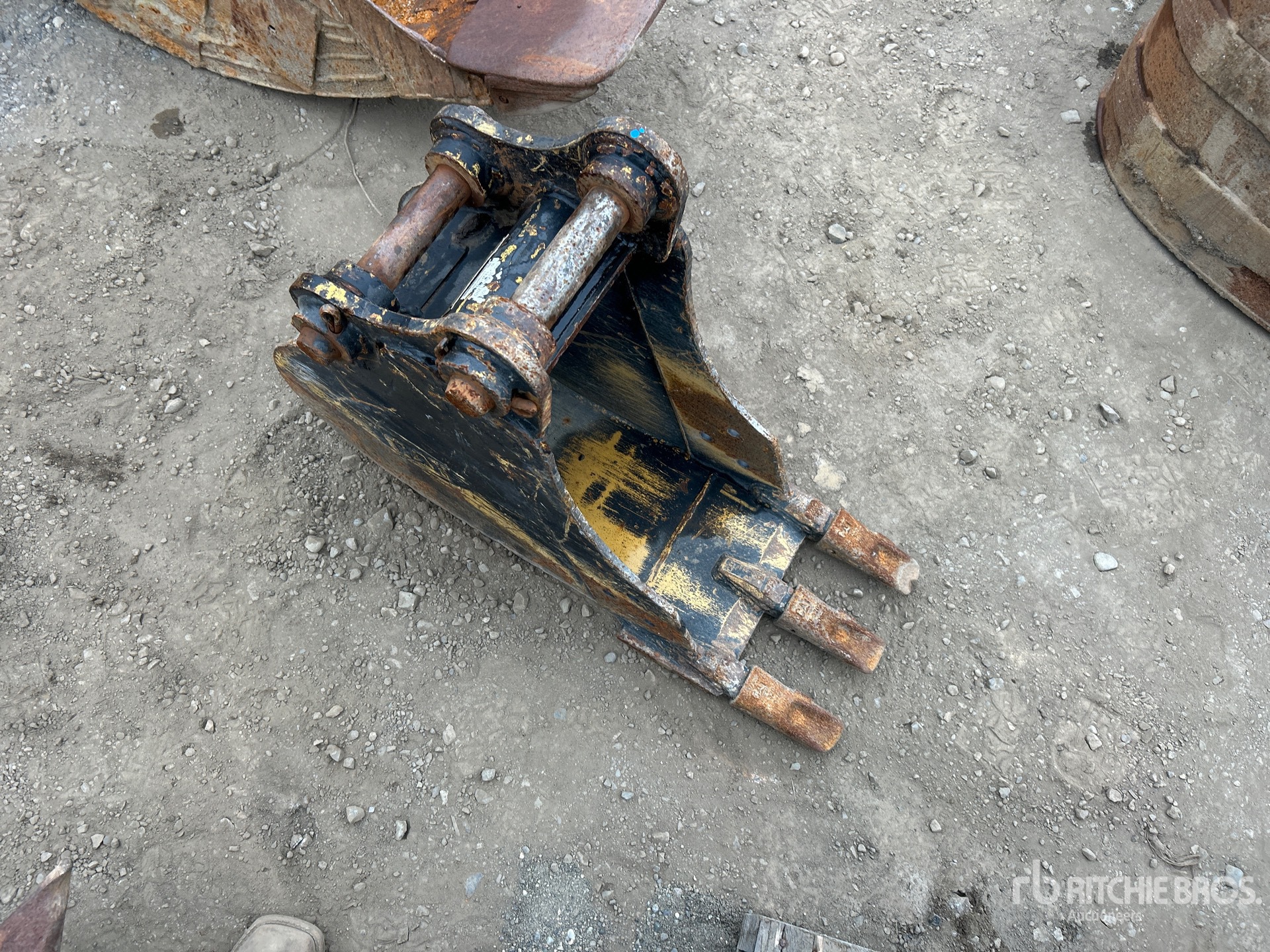 Caterpillar 12 IN 0.06 CYD DIGGING