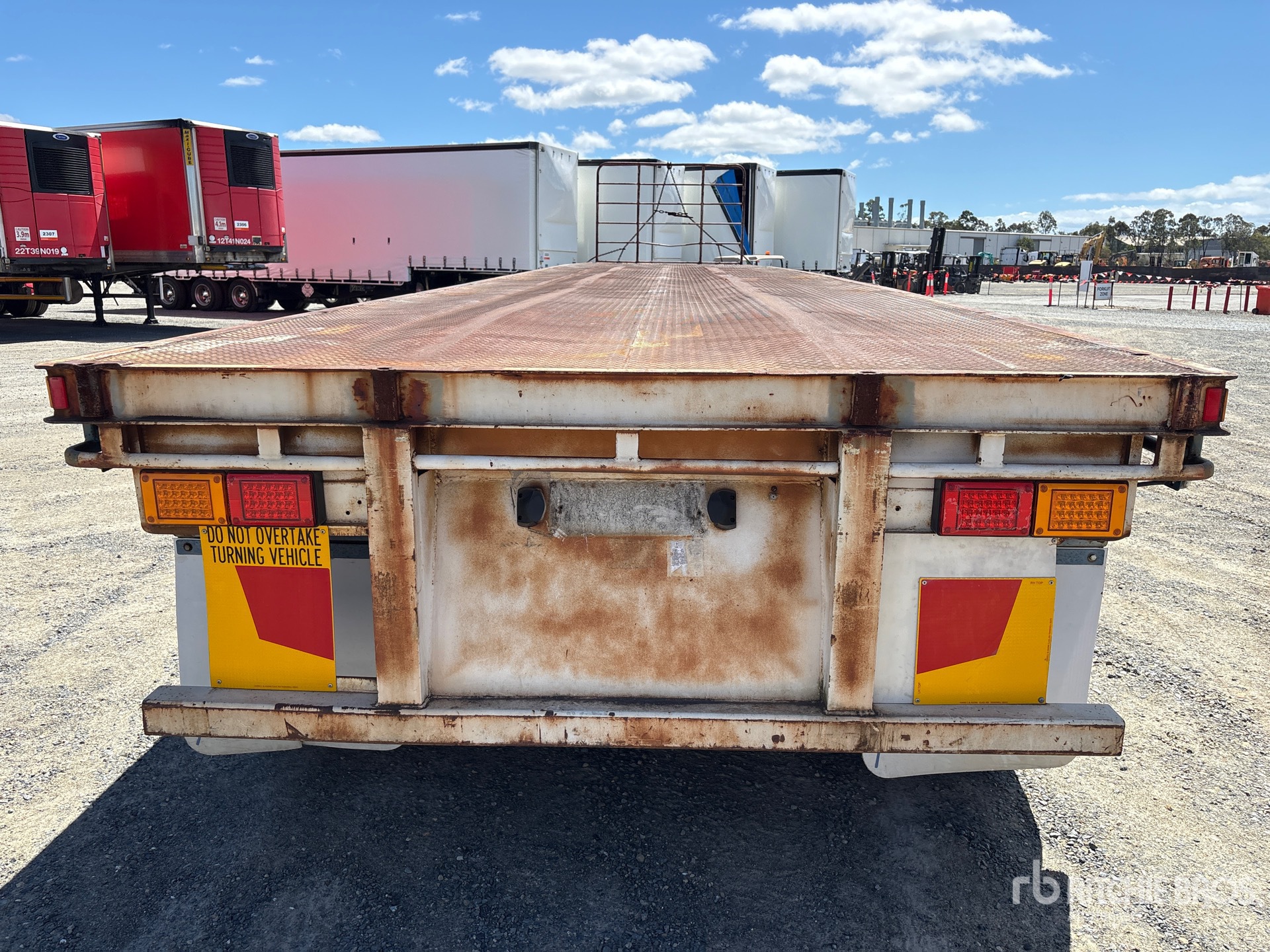1983 Haulmark 13.5 m Tri/A