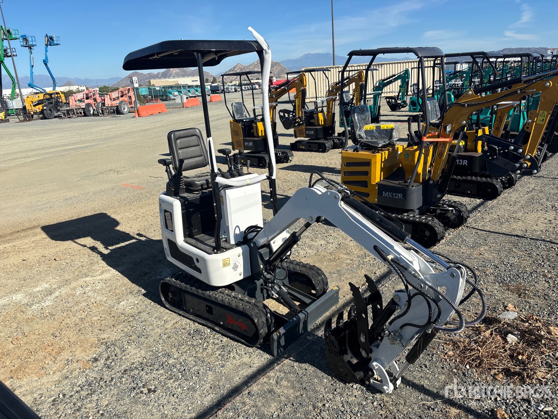 2025 MACHPRO LP-319-BLT-WH-M