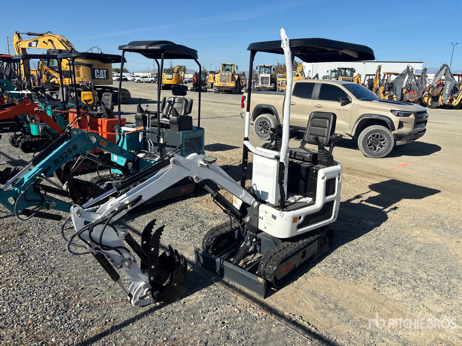 Photo of 2025 MACHPRO LP-319-BLT-WH-M