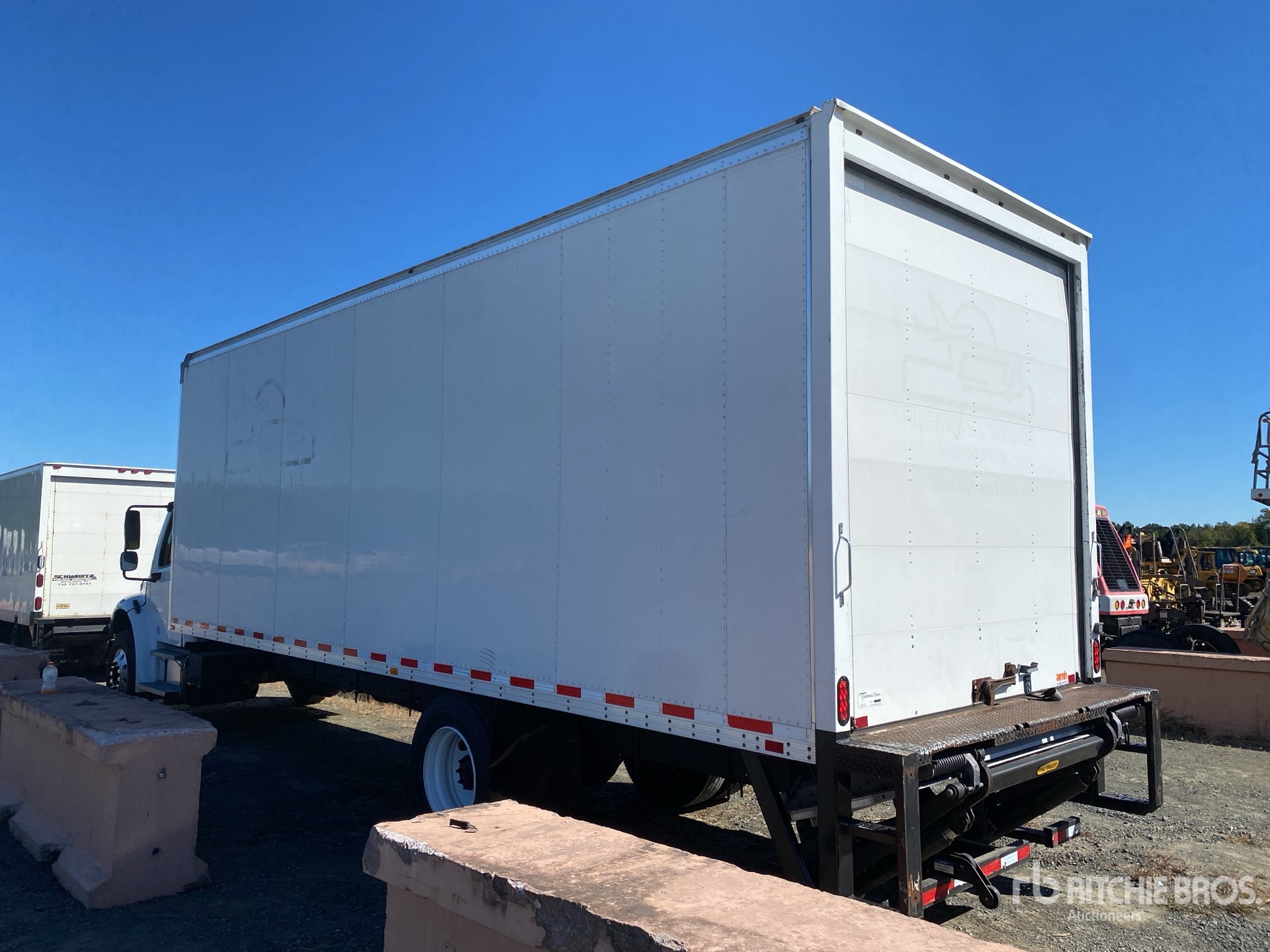 2018 Freightliner M2106