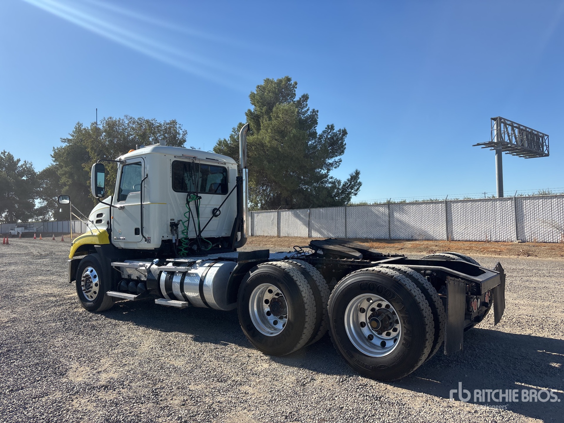2015 Mack PINNACLE CXU 61