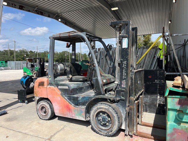 2014 Toyota 8FGU30 5620 lb Pneumatic Tire Forklift