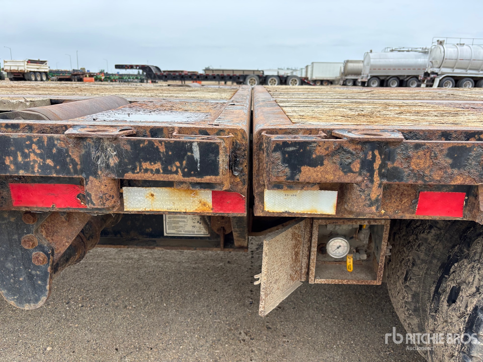 2011 Load King  TRI/A 51 FT EXTENDABLE