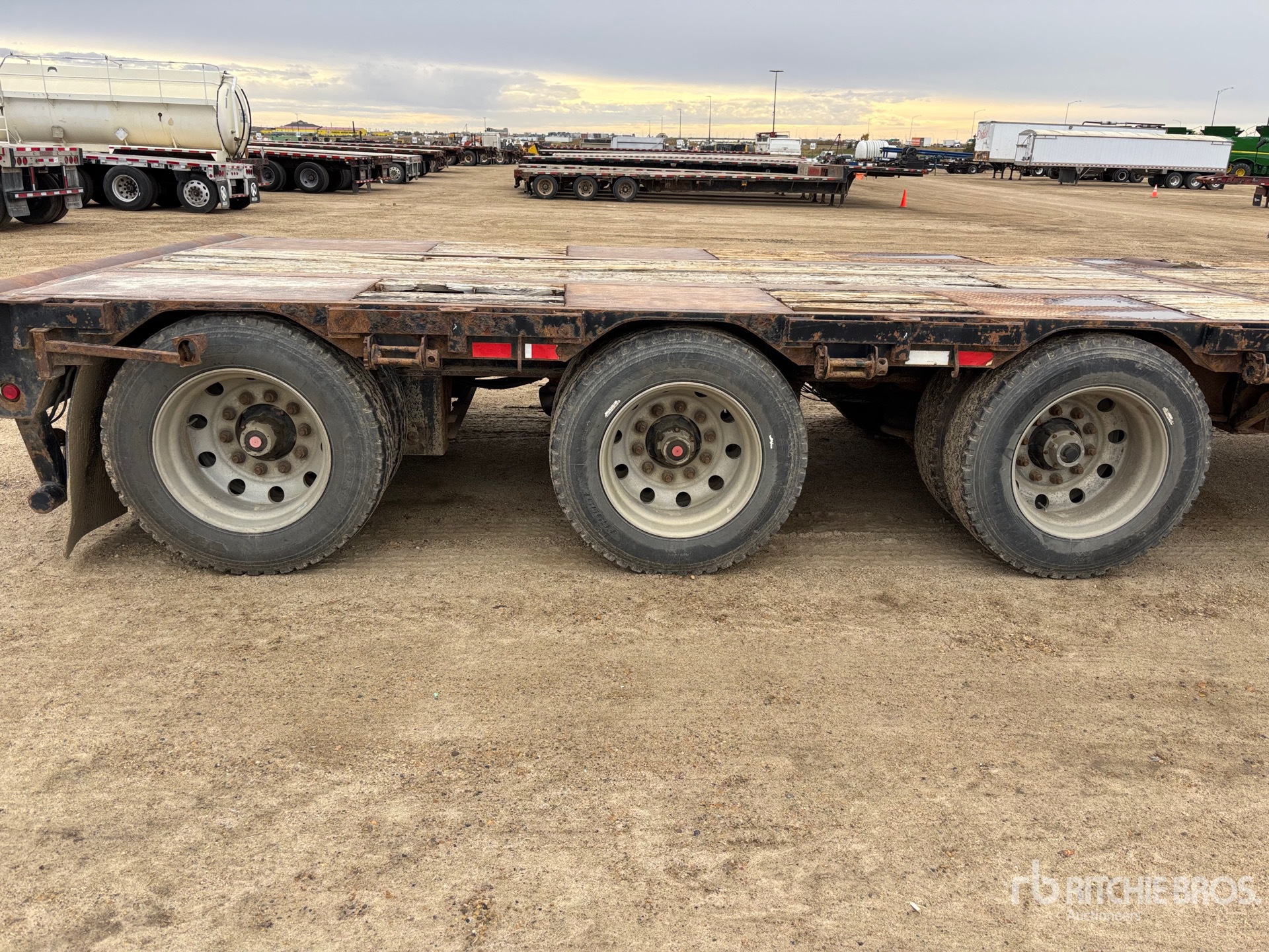 2011 Load King  TRI/A 51 FT EXTENDABLE