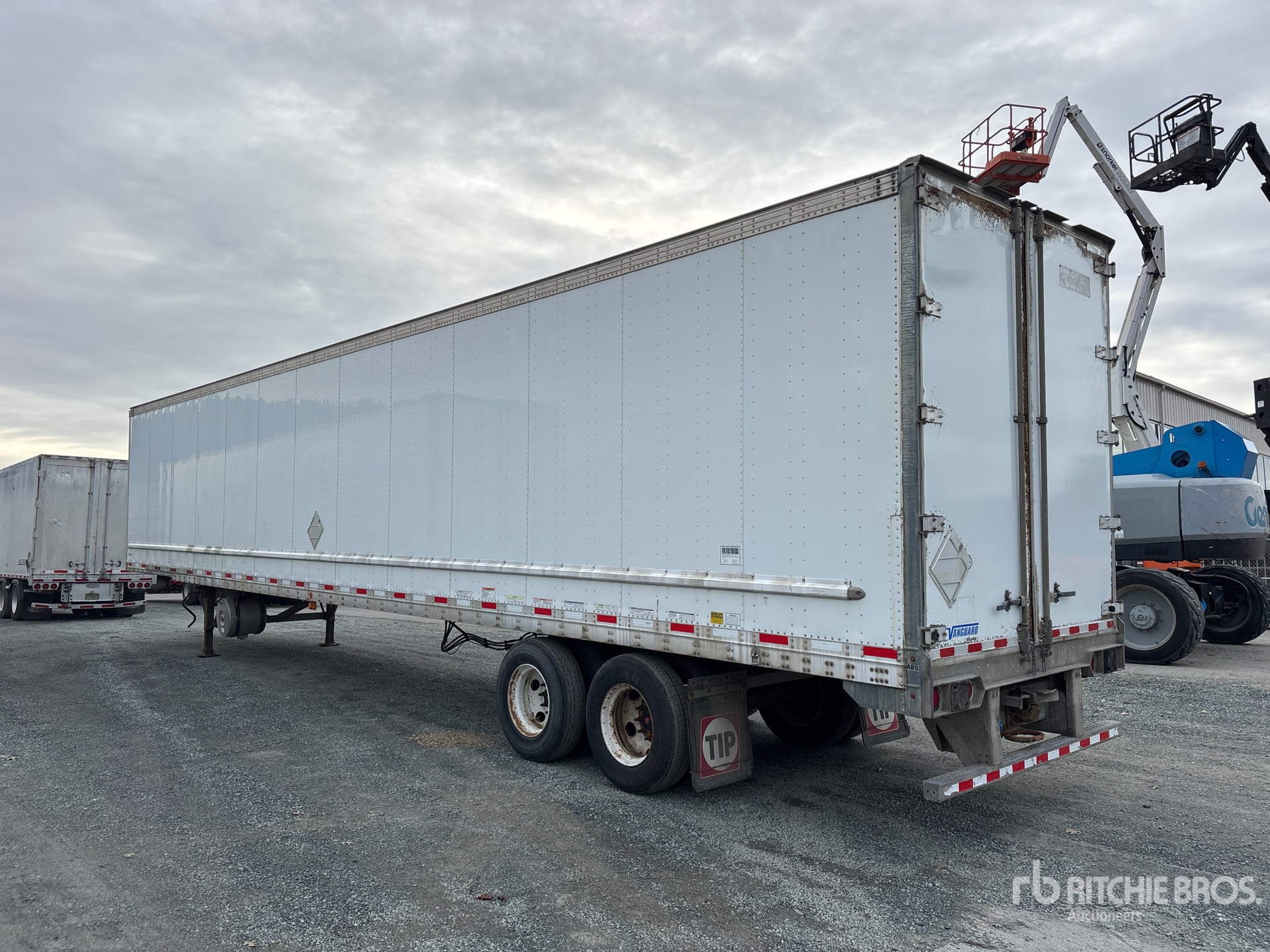 2013 Vanguard 53 FT X 102 IN T/A HEATED