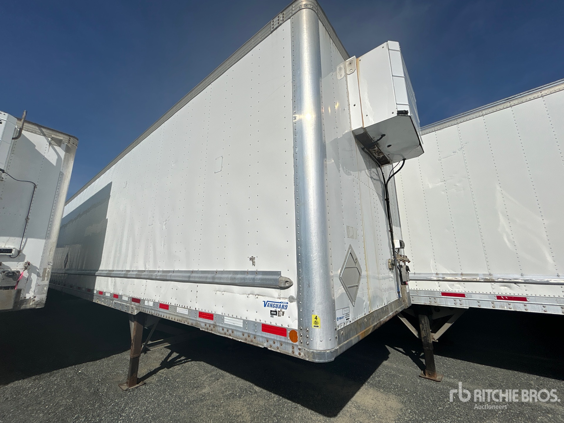 2013 Vanguard 53 FT X 102 IN T/A HEATED