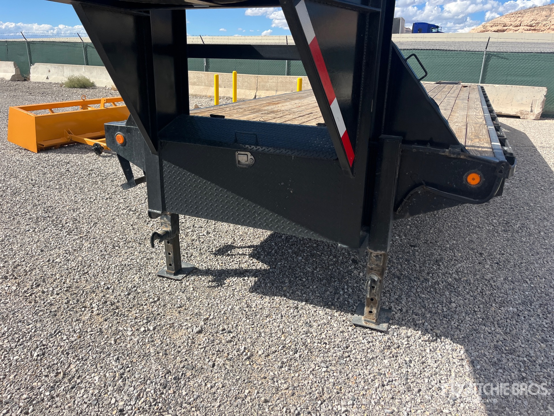 2014 Pj Trailers 30 ft T/A Gooseneck