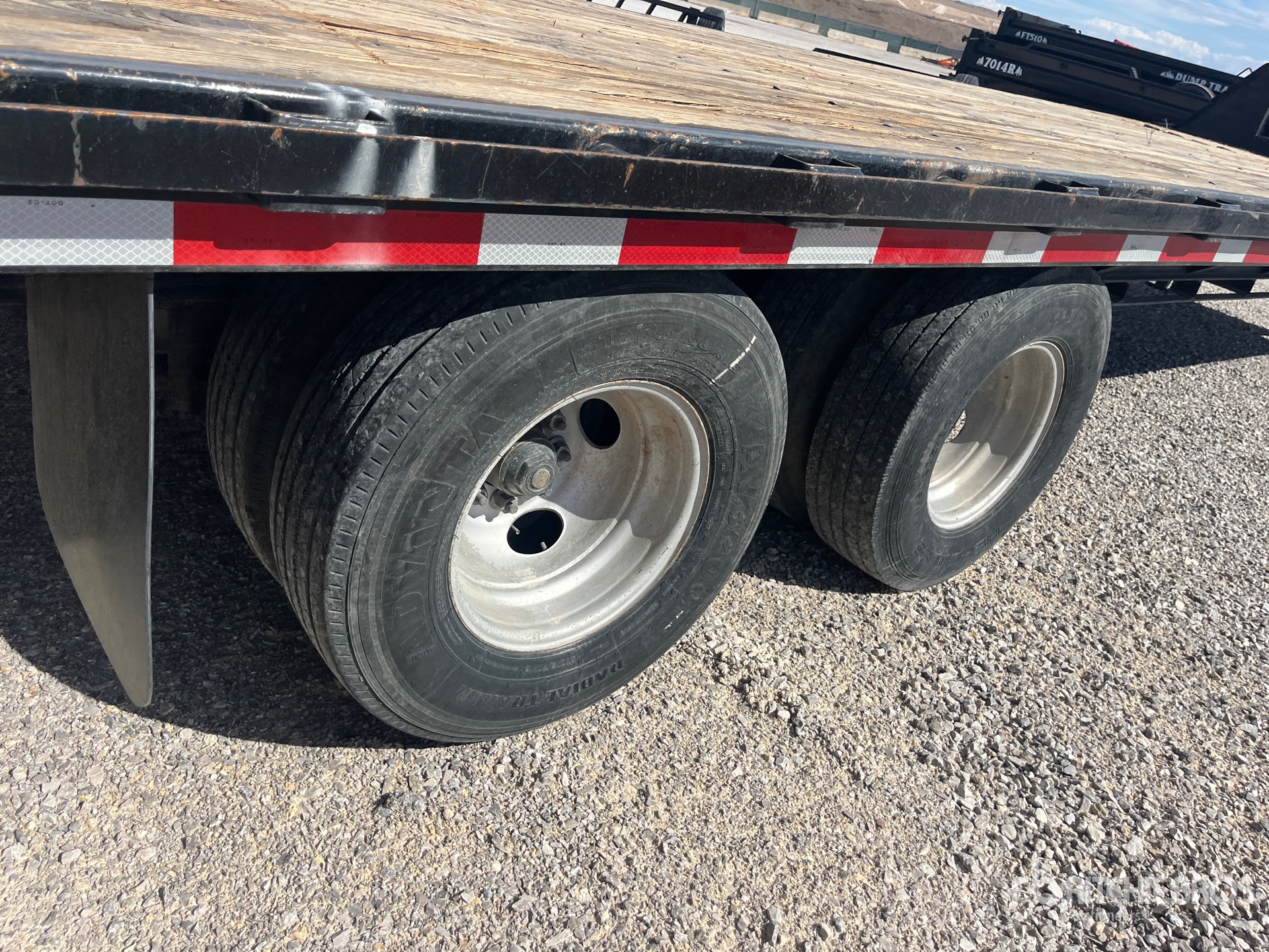 2014 Pj Trailers 30 ft T/A Gooseneck