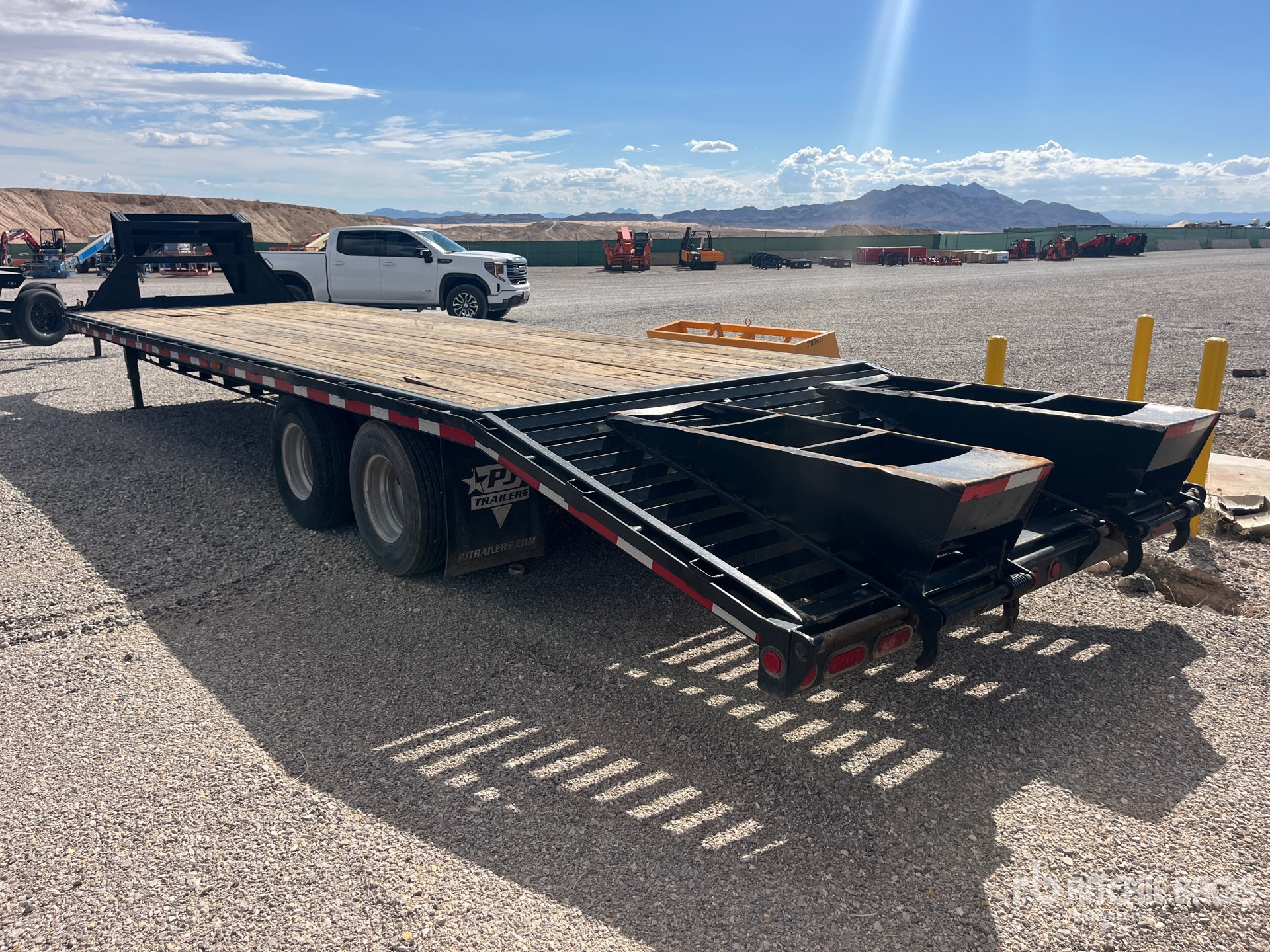 2014 Pj Trailers 30 ft T/A Gooseneck