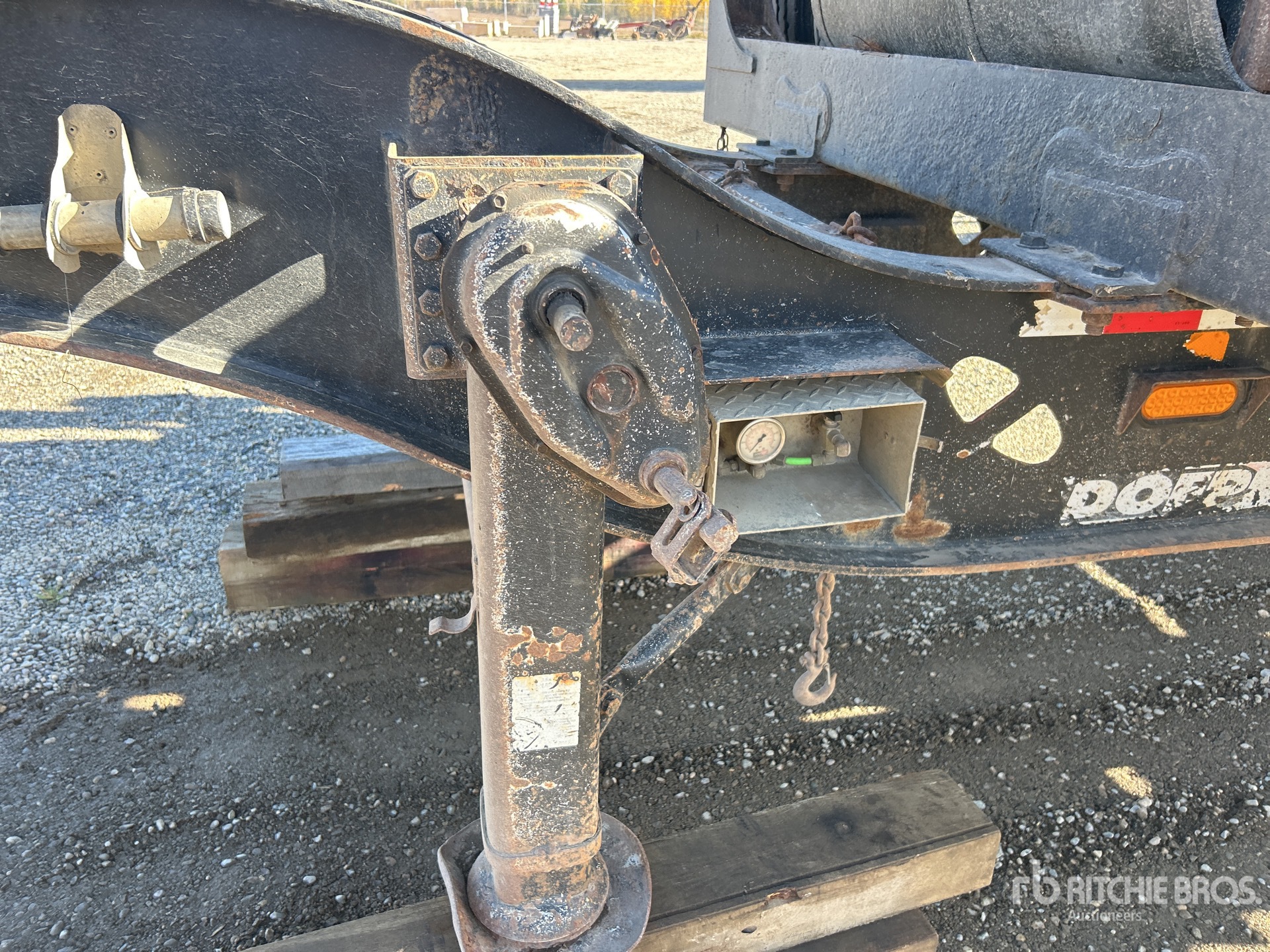 2013 Doepker 40 ft T/A B-Train Lead