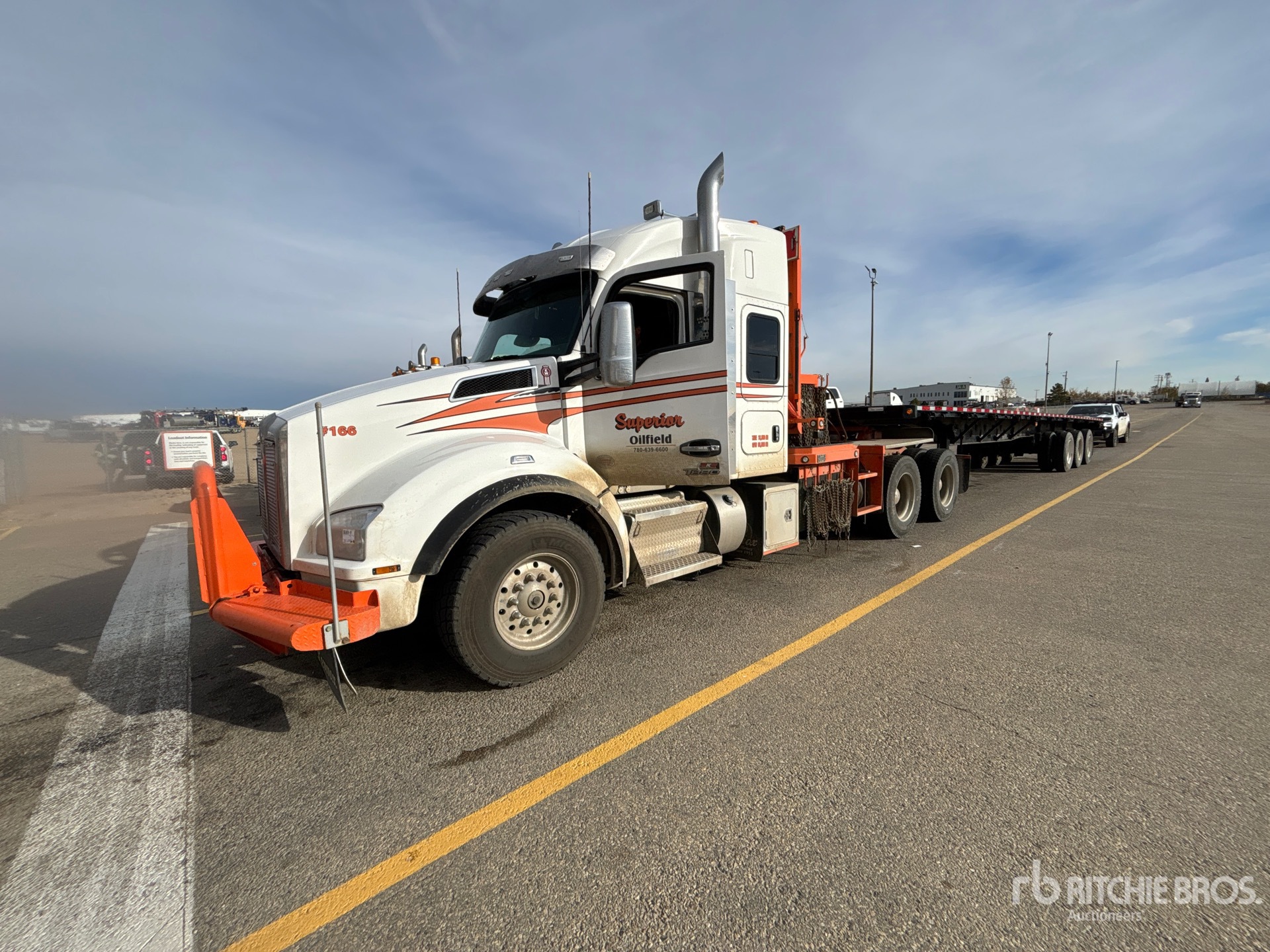 Photo of 2025 Kenworth T880