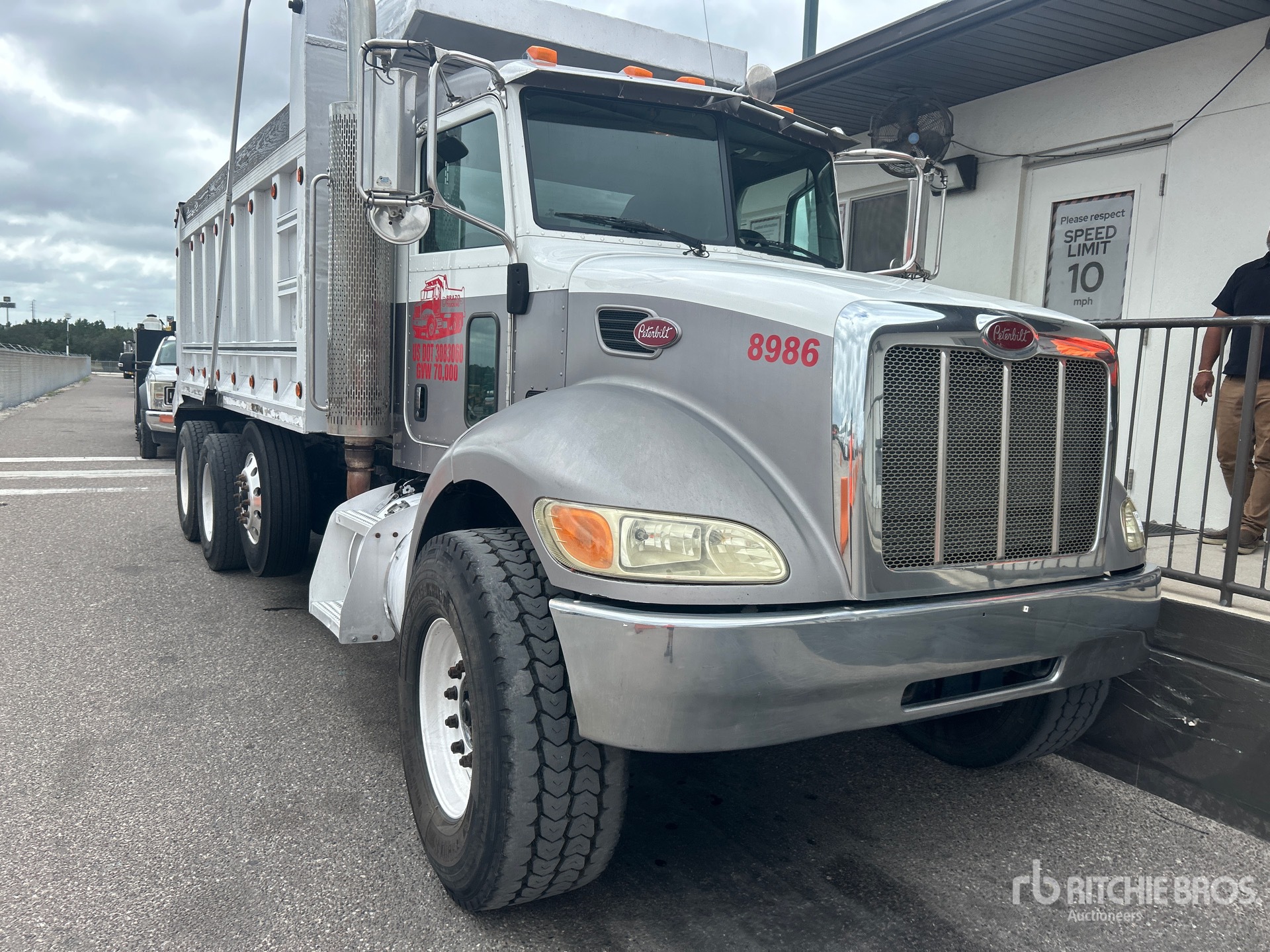 2013 Peterbilt 348