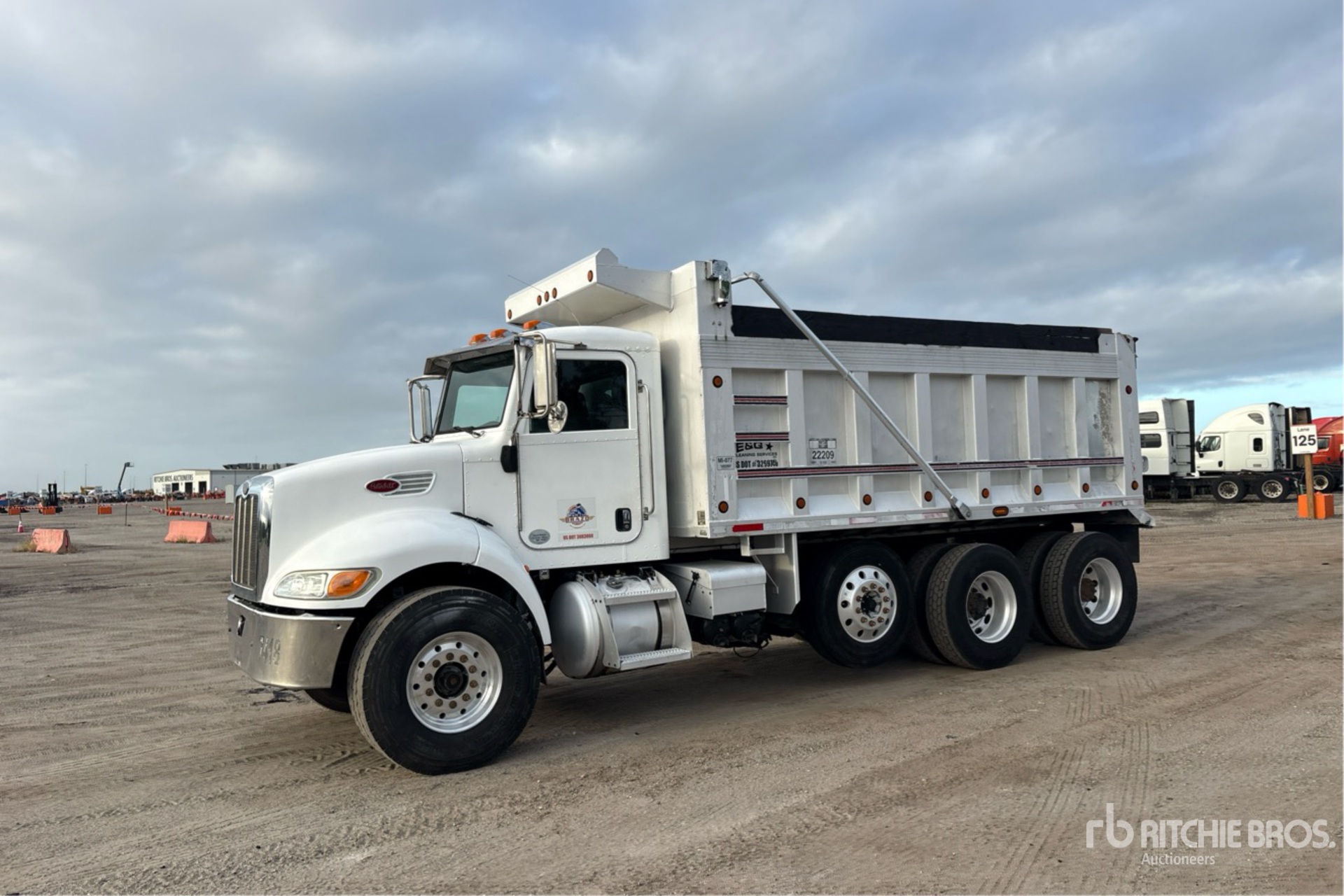 2013 Peterbilt 348