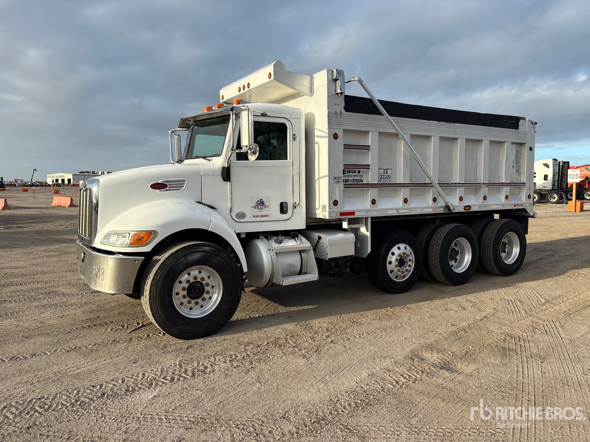 2013 Peterbilt 348