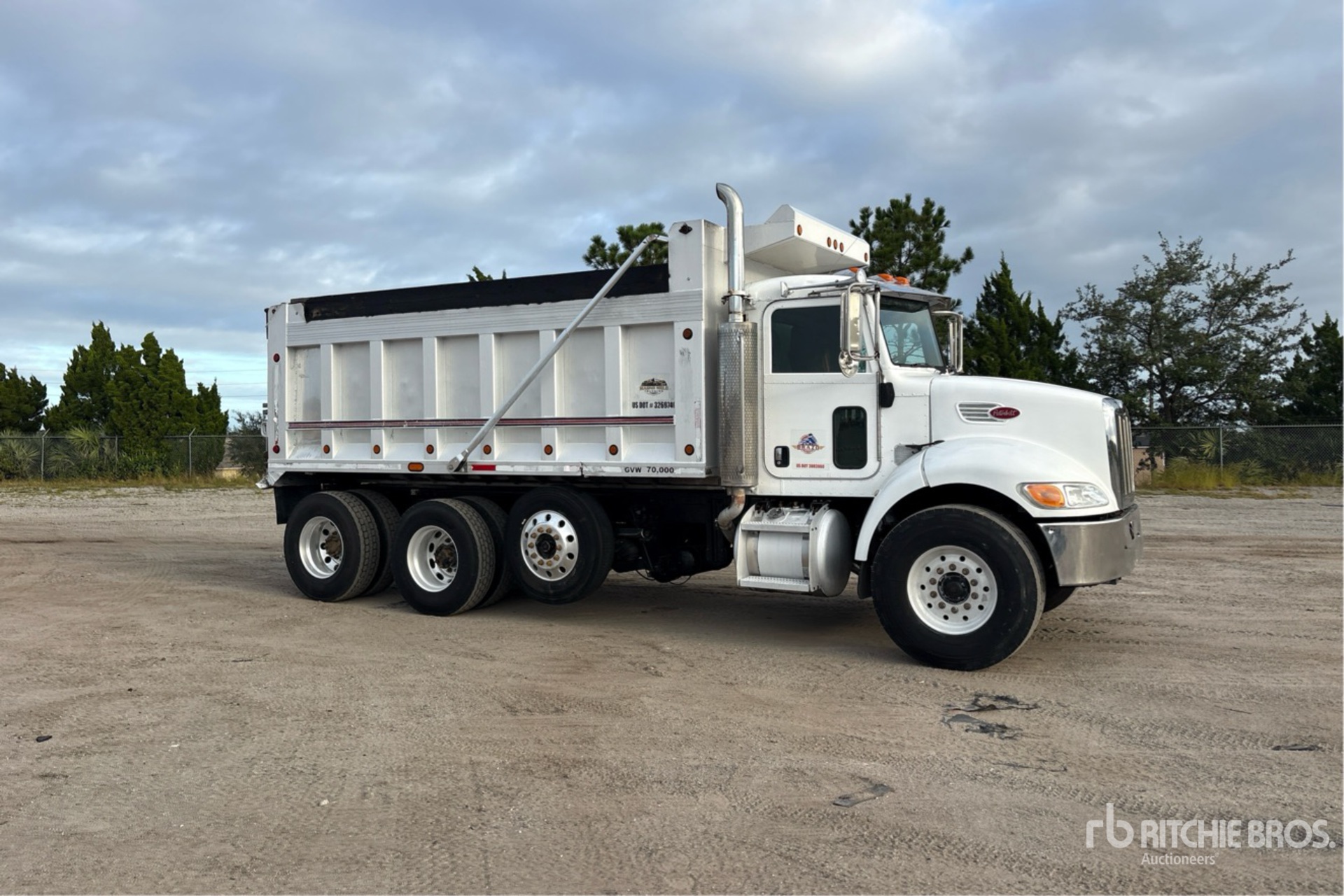 2013 Peterbilt 348