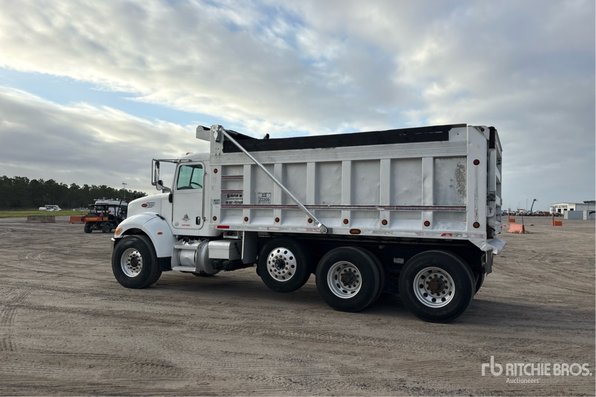 2013 Peterbilt 348