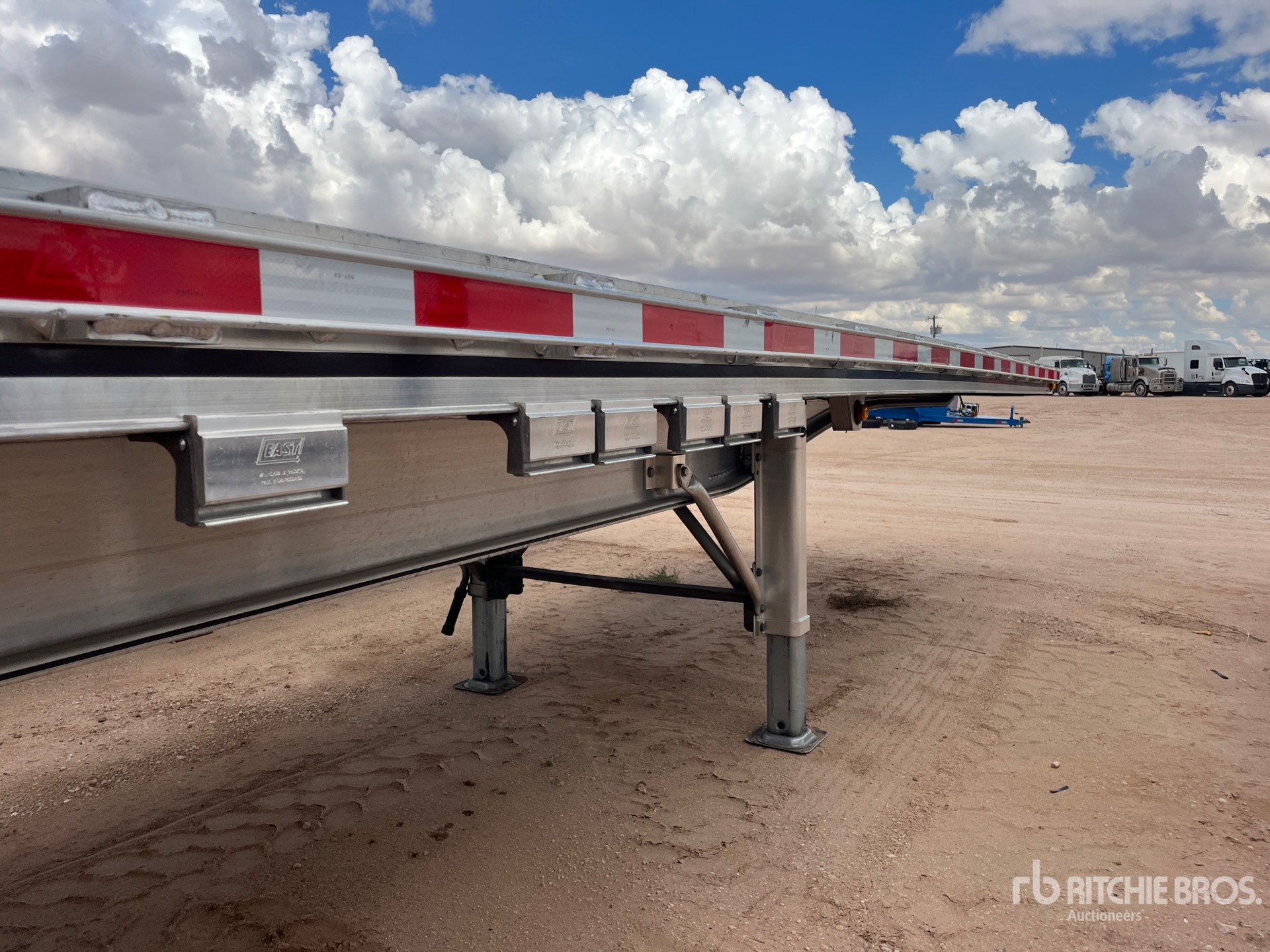 2026 East 48 FT T/A SPREAD AXLE