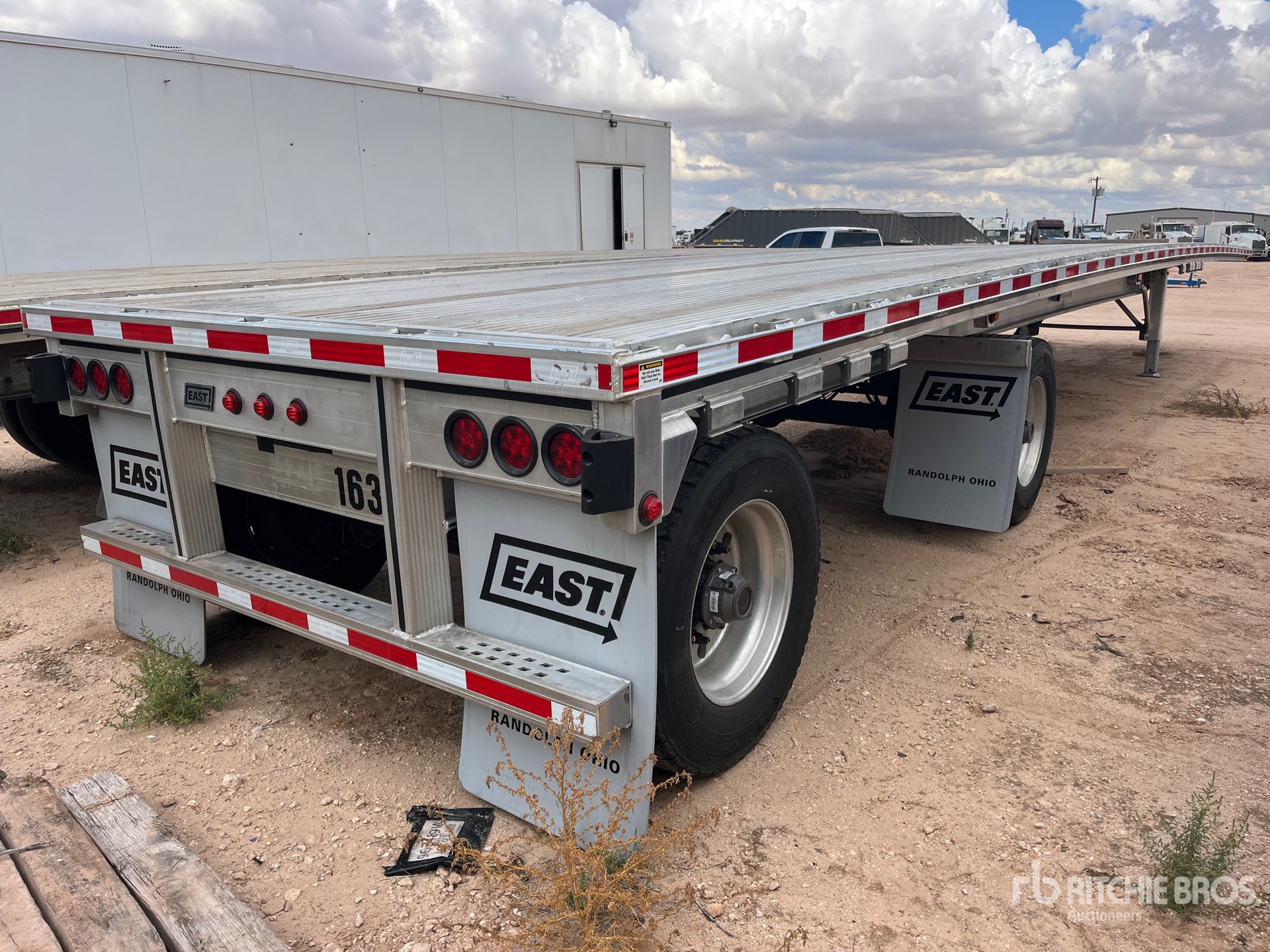 2026 East 48 FT T/A SPREAD AXLE